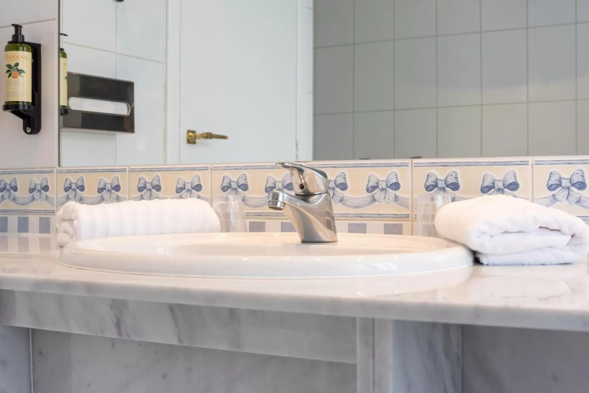 towels in Hôtel Imperi'Ale