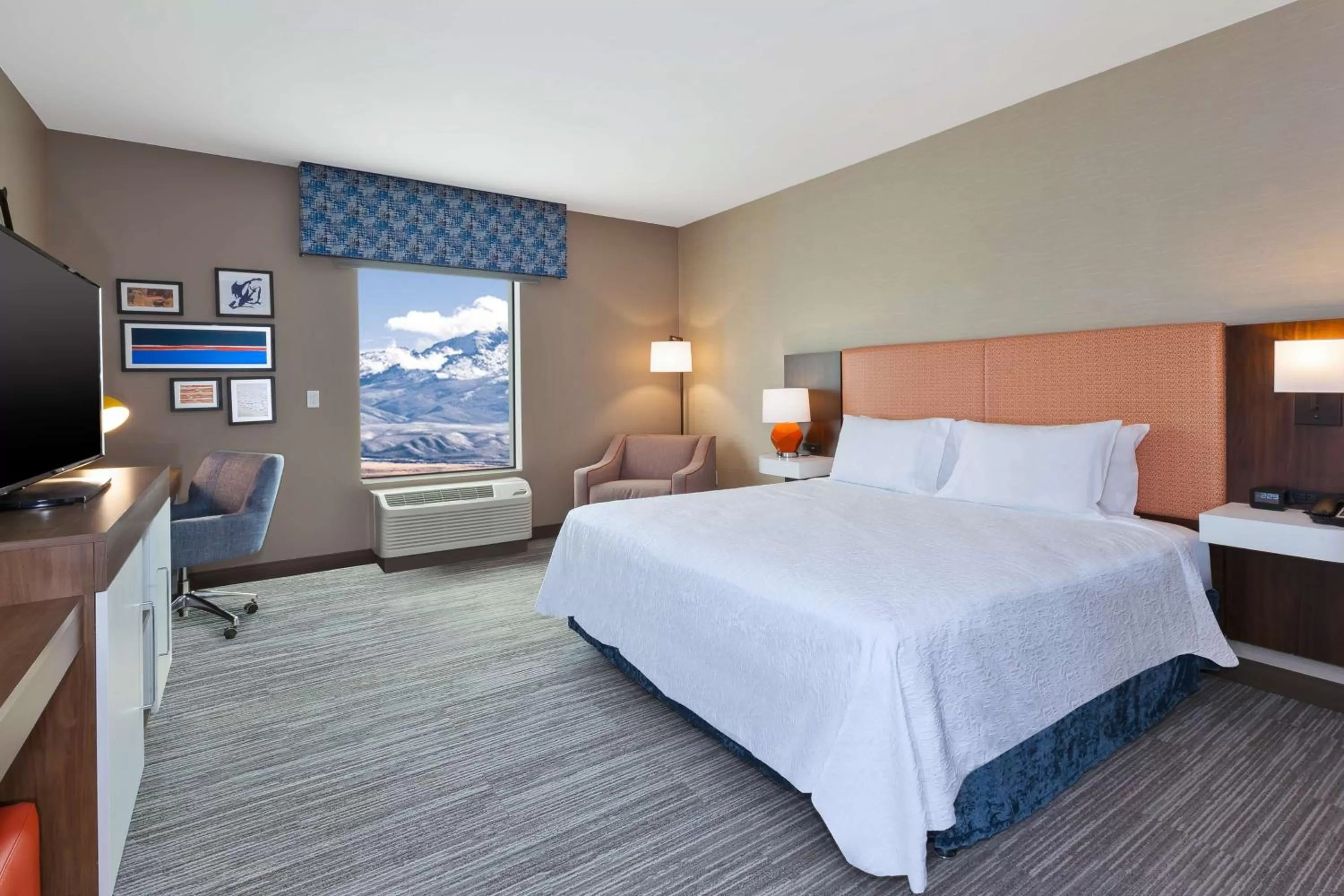 Bed in Hampton Inn & Suites Wells, Nv