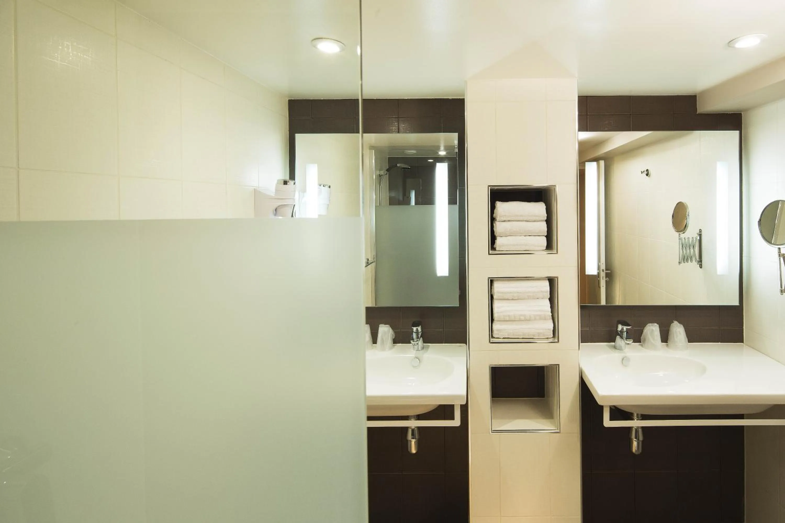 Bathroom in Hôtel Brésil Opéra SPA