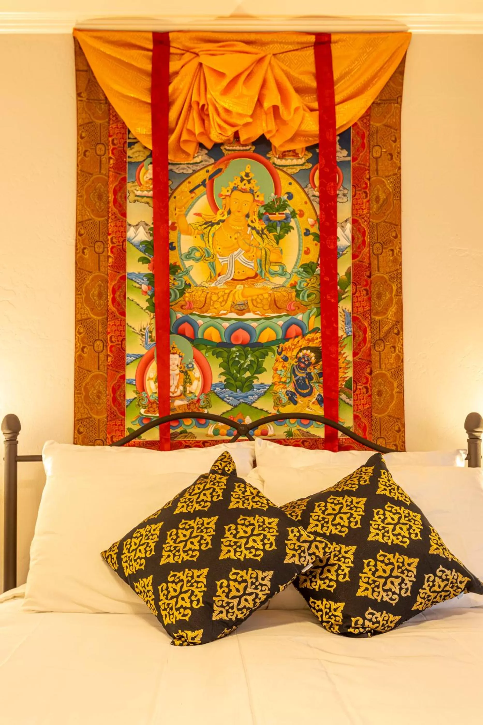 Bed in Quiet Mind Mountain Lodge, Retreat & Spa