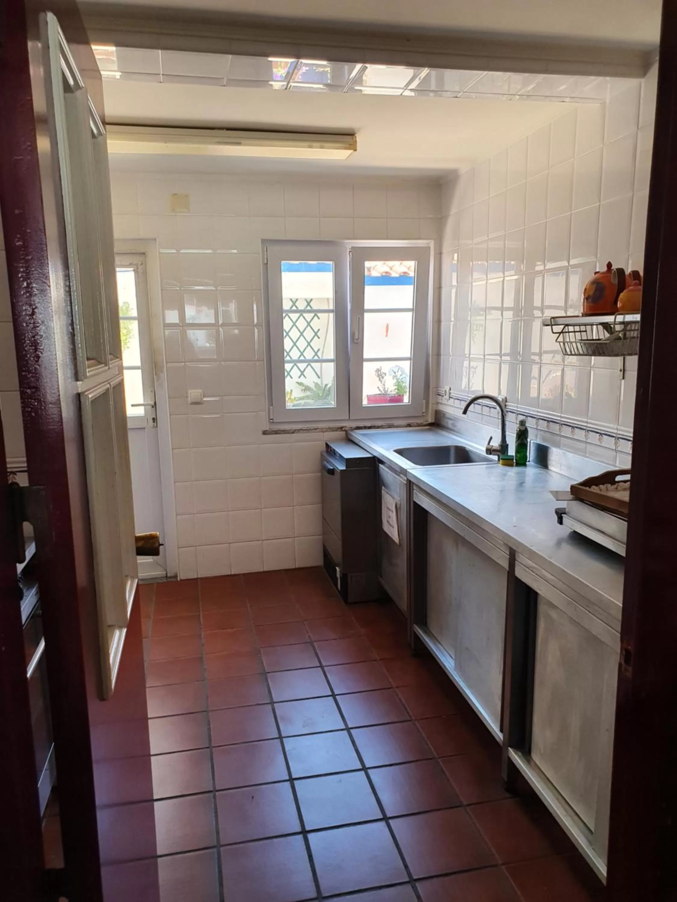 Communal kitchen in Hotel Mar e Sol VNMF by Umbral