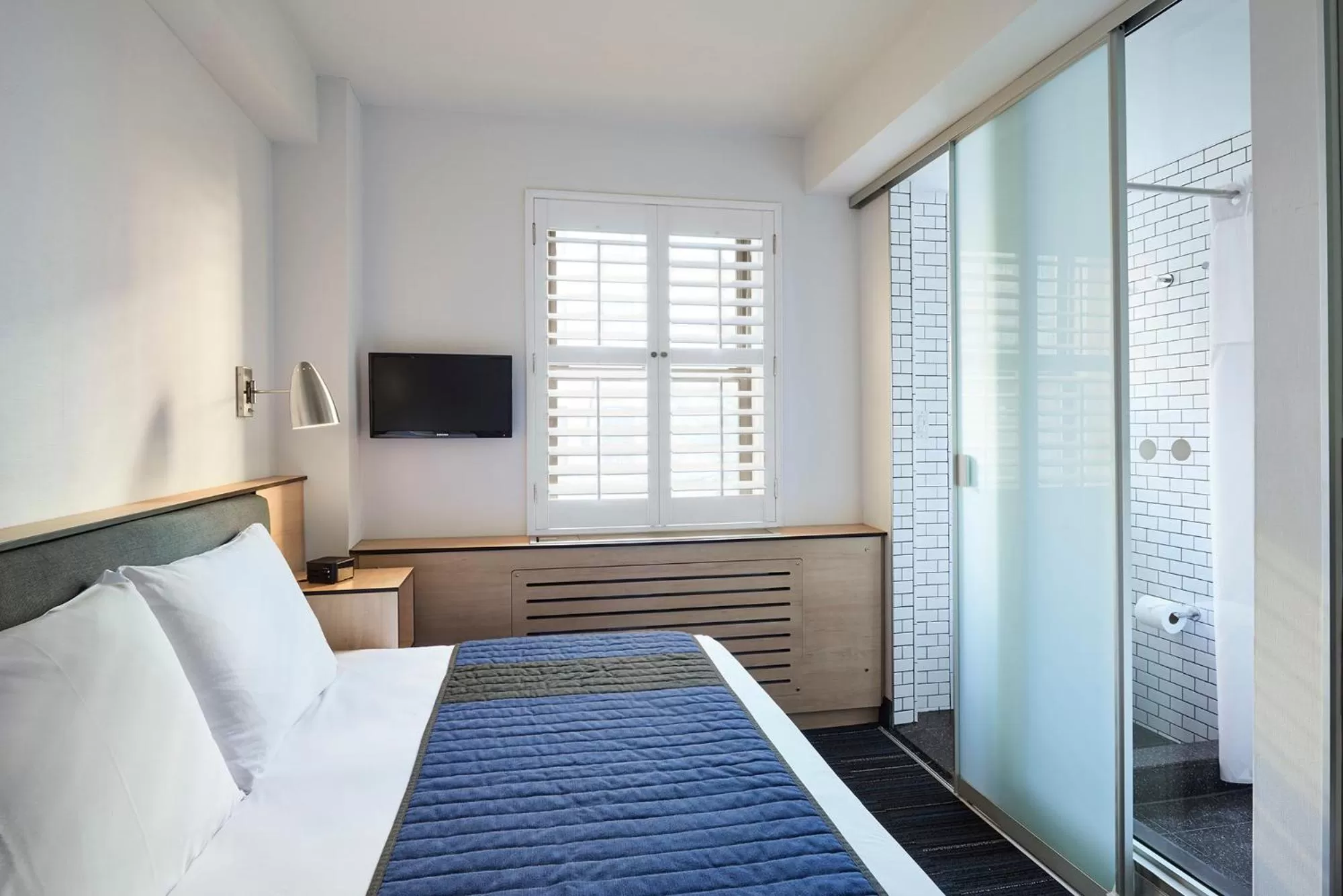 Photo of the whole room, Bed in Pod 51