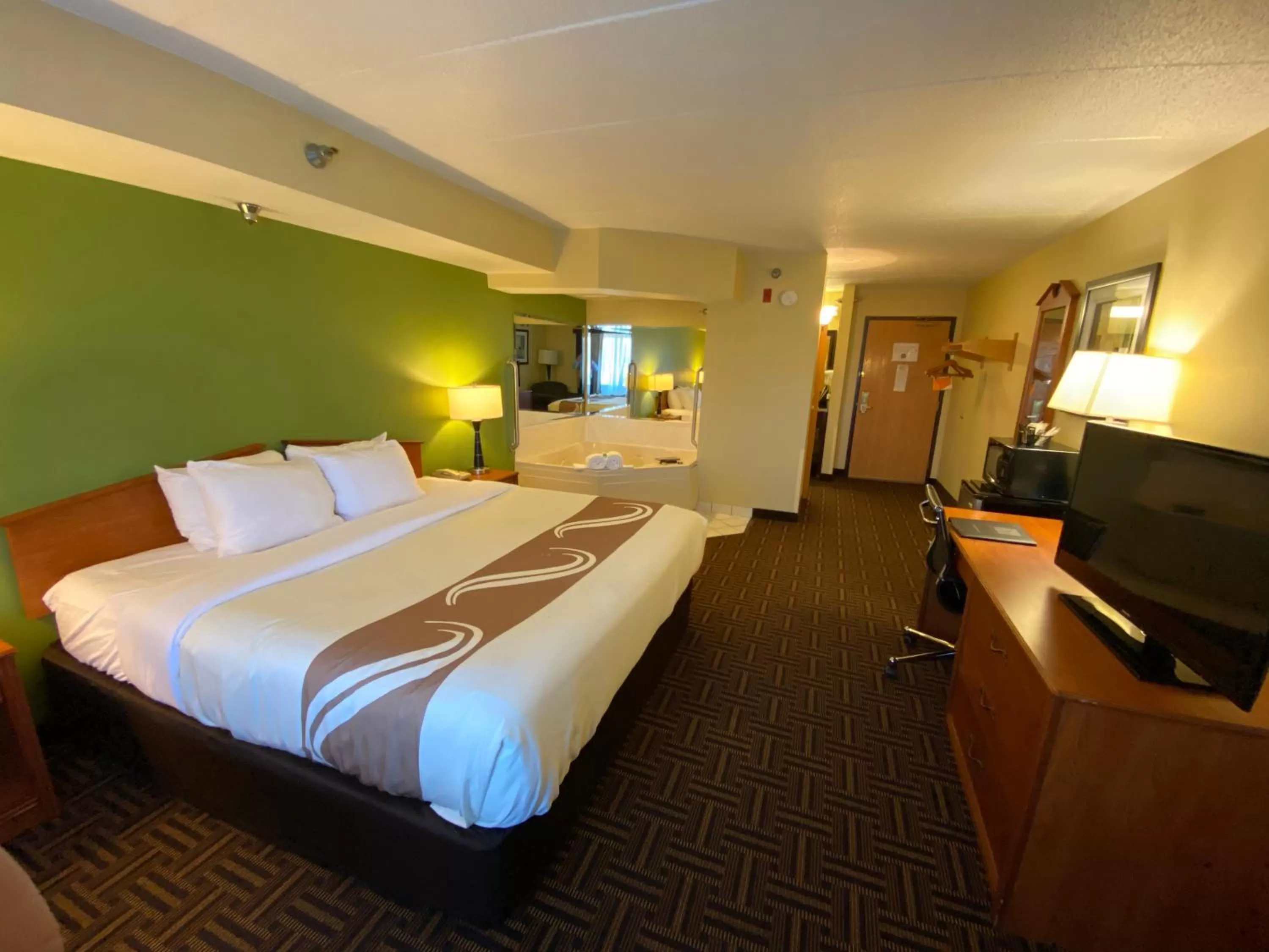 King Suite - Non-Smoking in Quality Inn Bolingbrook I-55