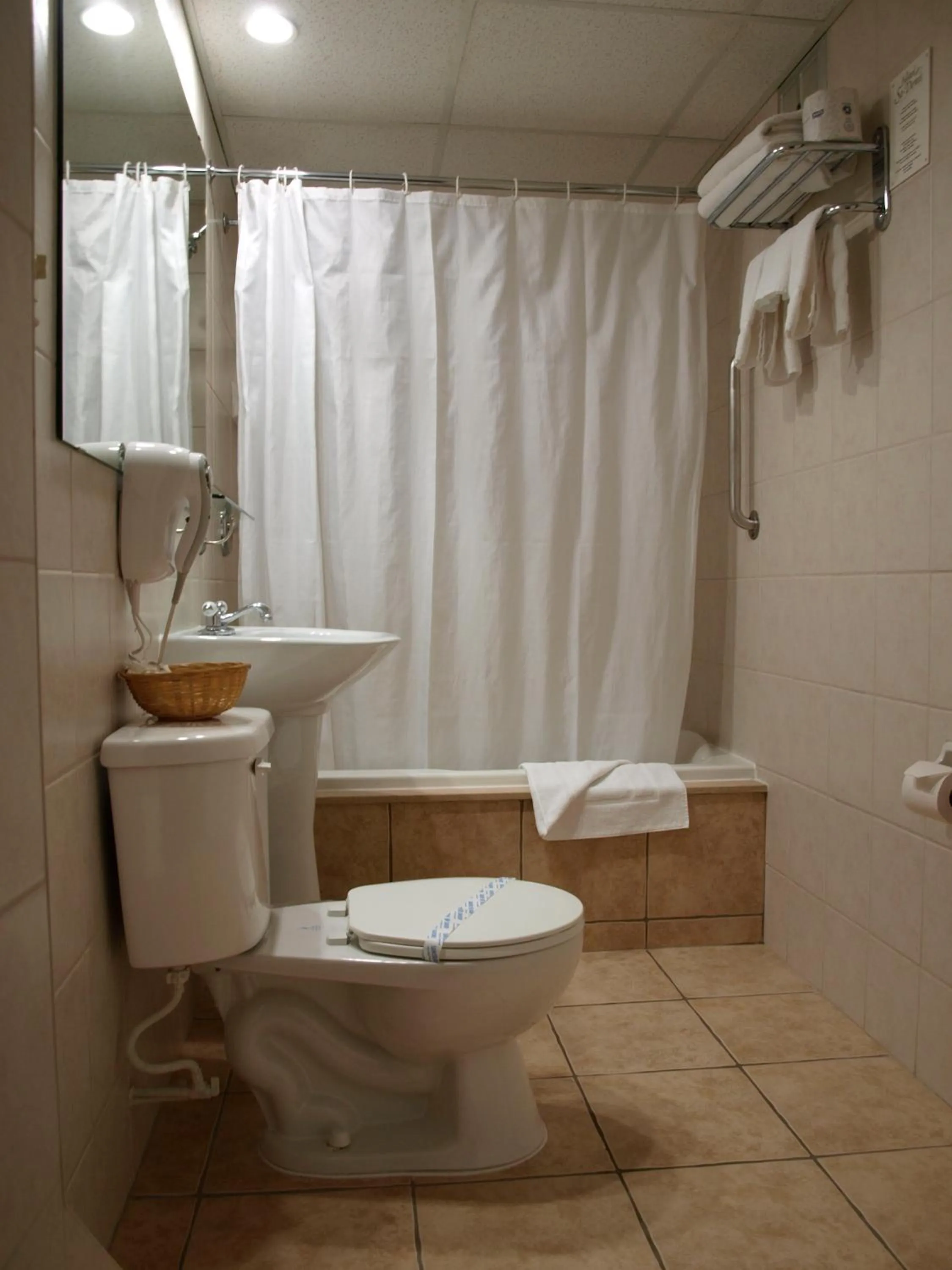 Toilet in Hotel St-Denis