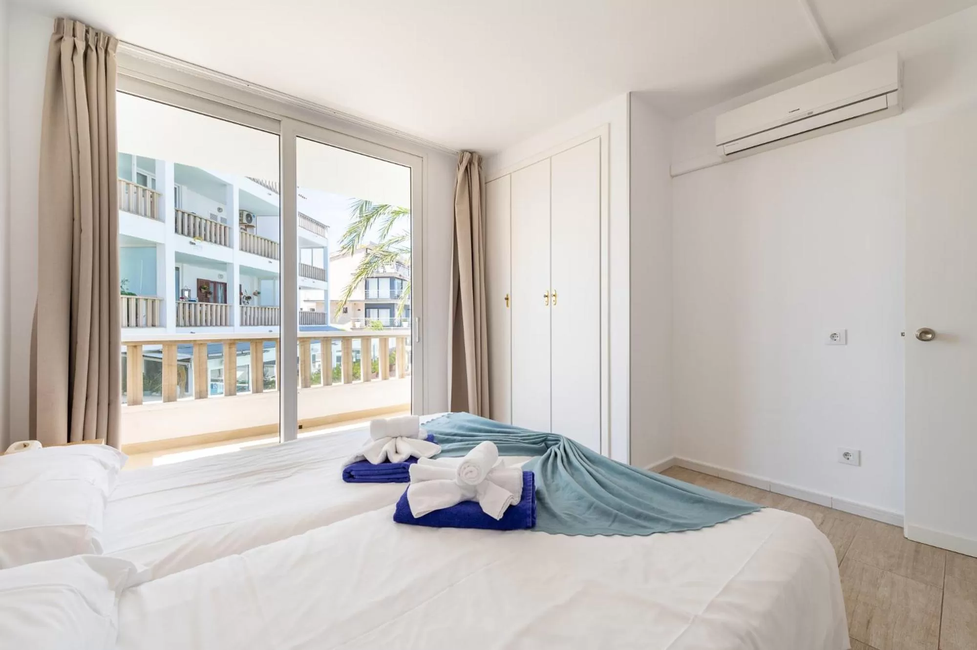 Bed in Orange Colom - Seaside Apartments