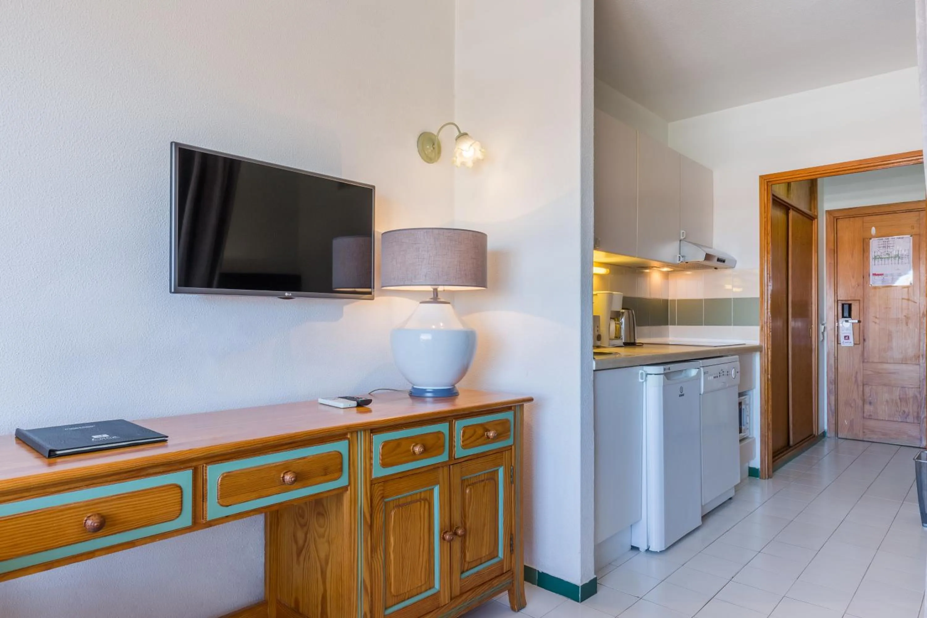 TV and multimedia in Luna Hotel da Oura