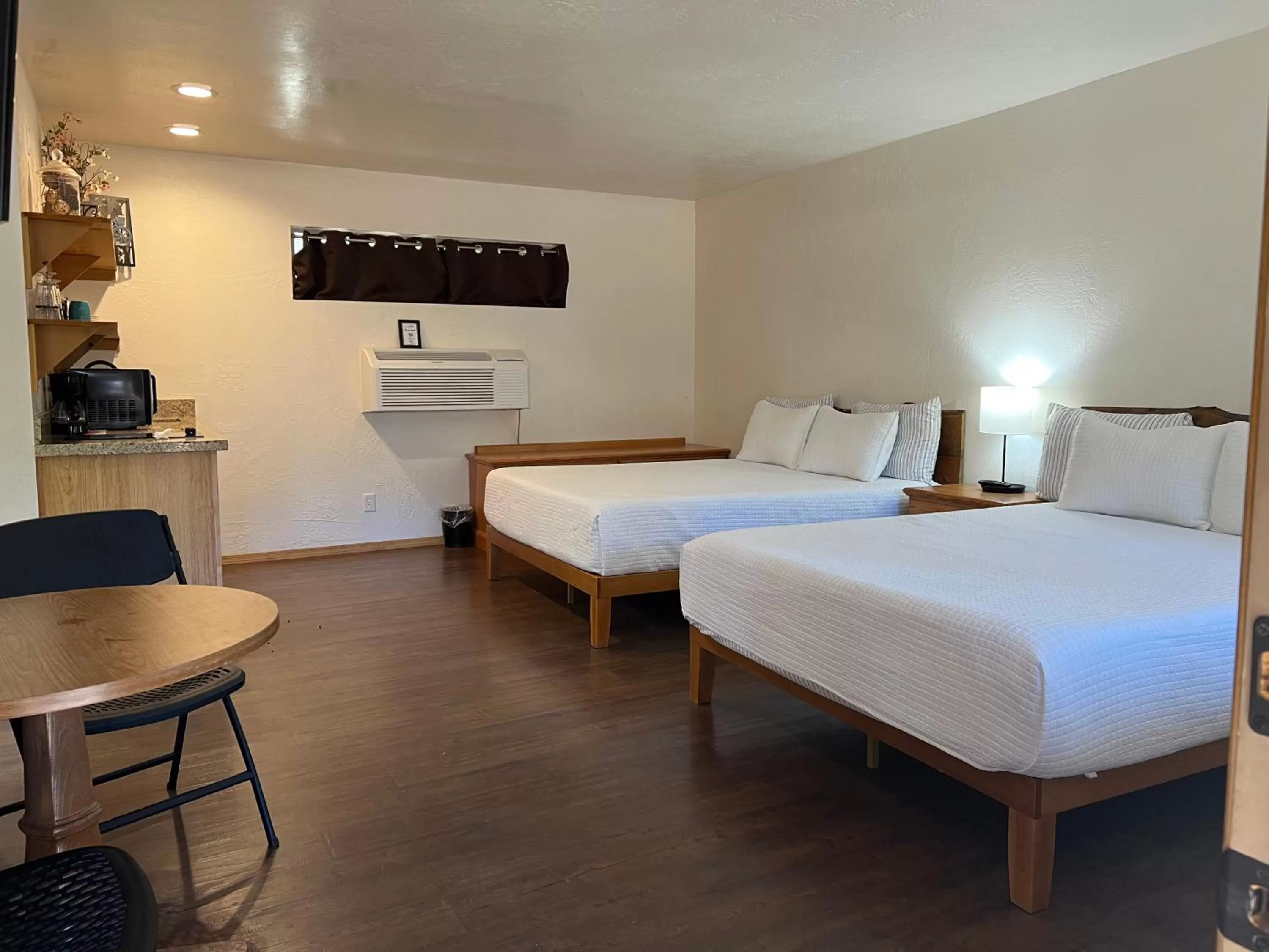 Bed in TimberLodge Inn