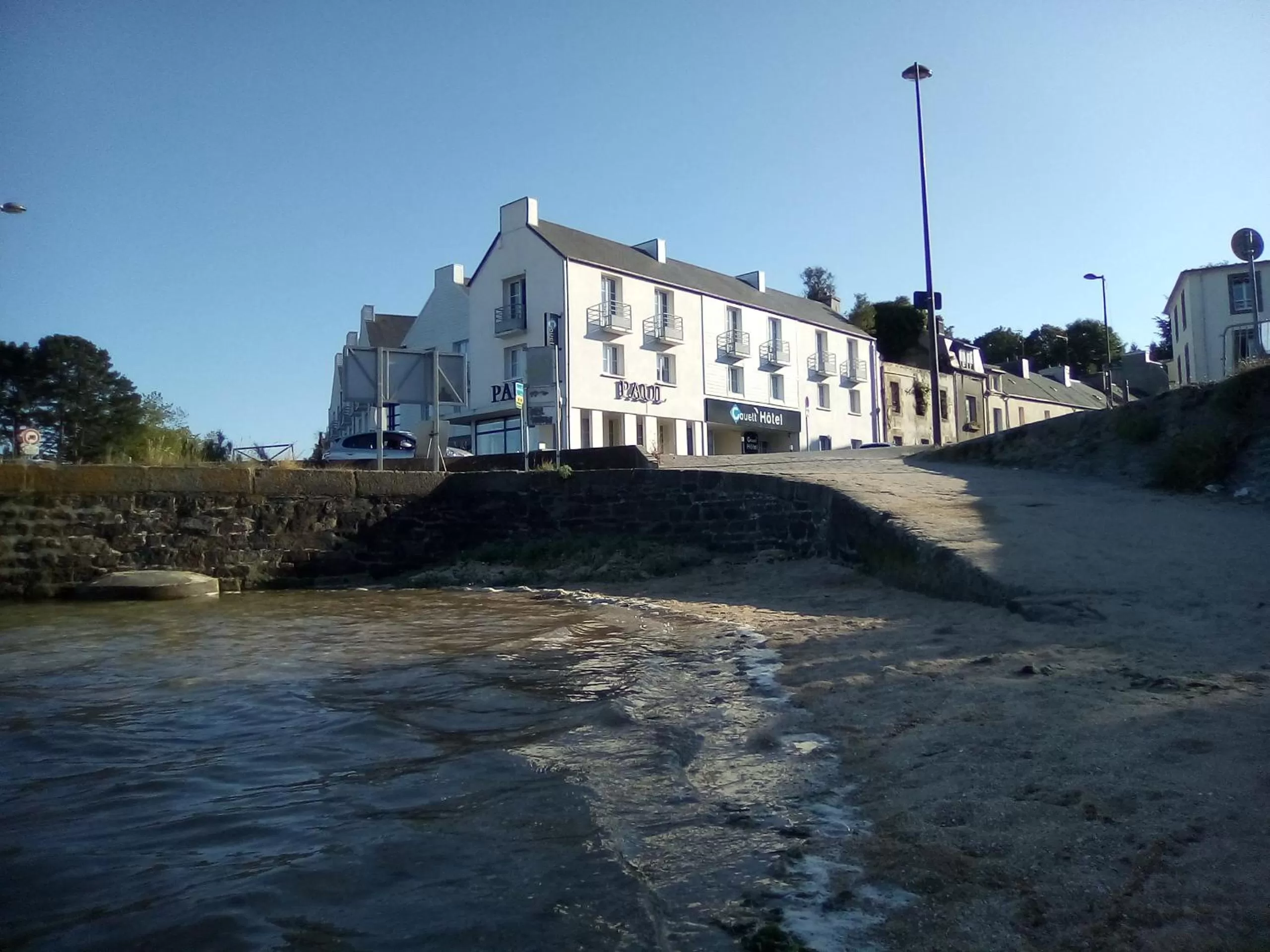 Property building in Couett'Hôtel Brest Port de plaisance, Les pieds dans l'eau