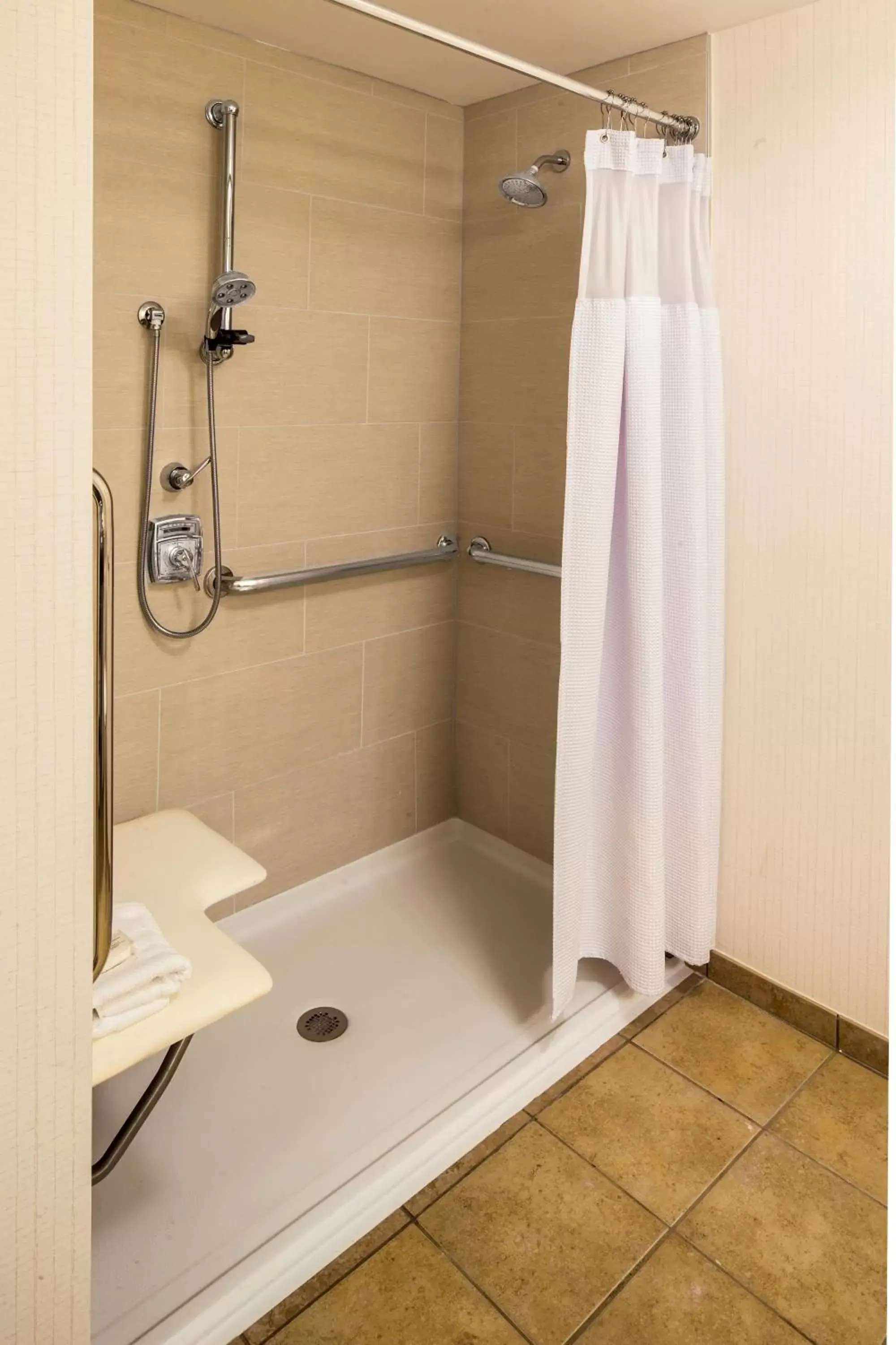 Twin Room - Mobility Access in Crowne Plaza Hotel and Suites Pittsburgh South by IHG Twin Room - Mobility Access in Crowne Plaza Hotel and Suites Pittsburgh South by IHG