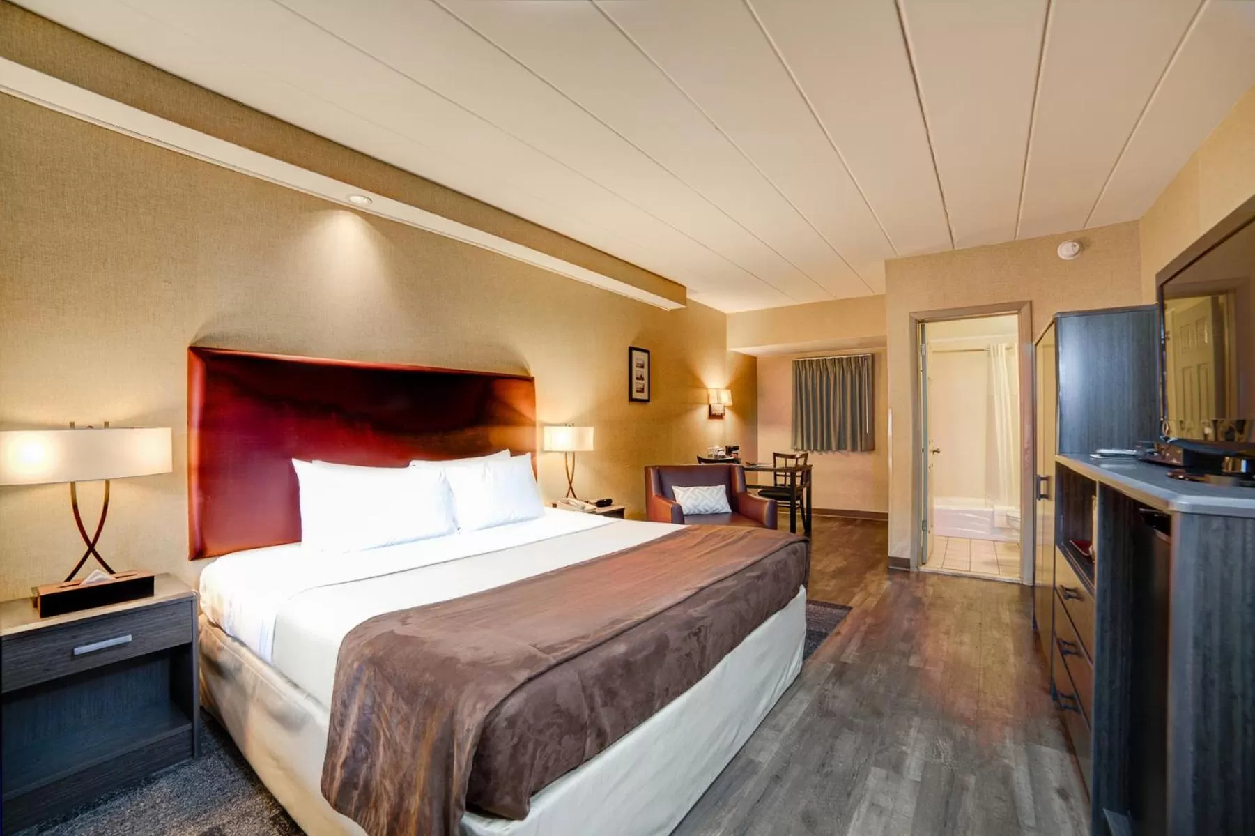 Bed in Carlton Inn Midway