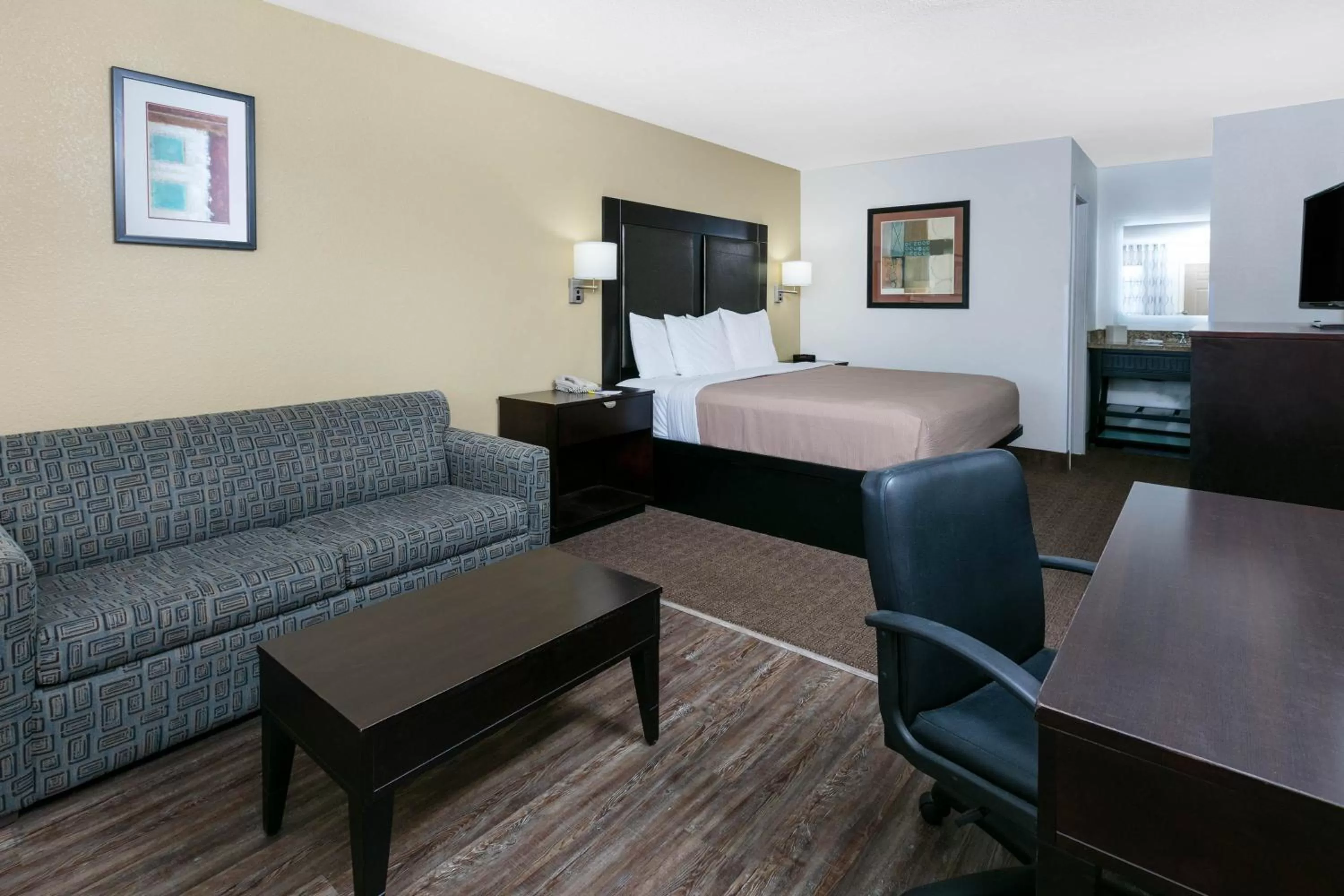 Bed in Days Inn by Wyndham Granbury