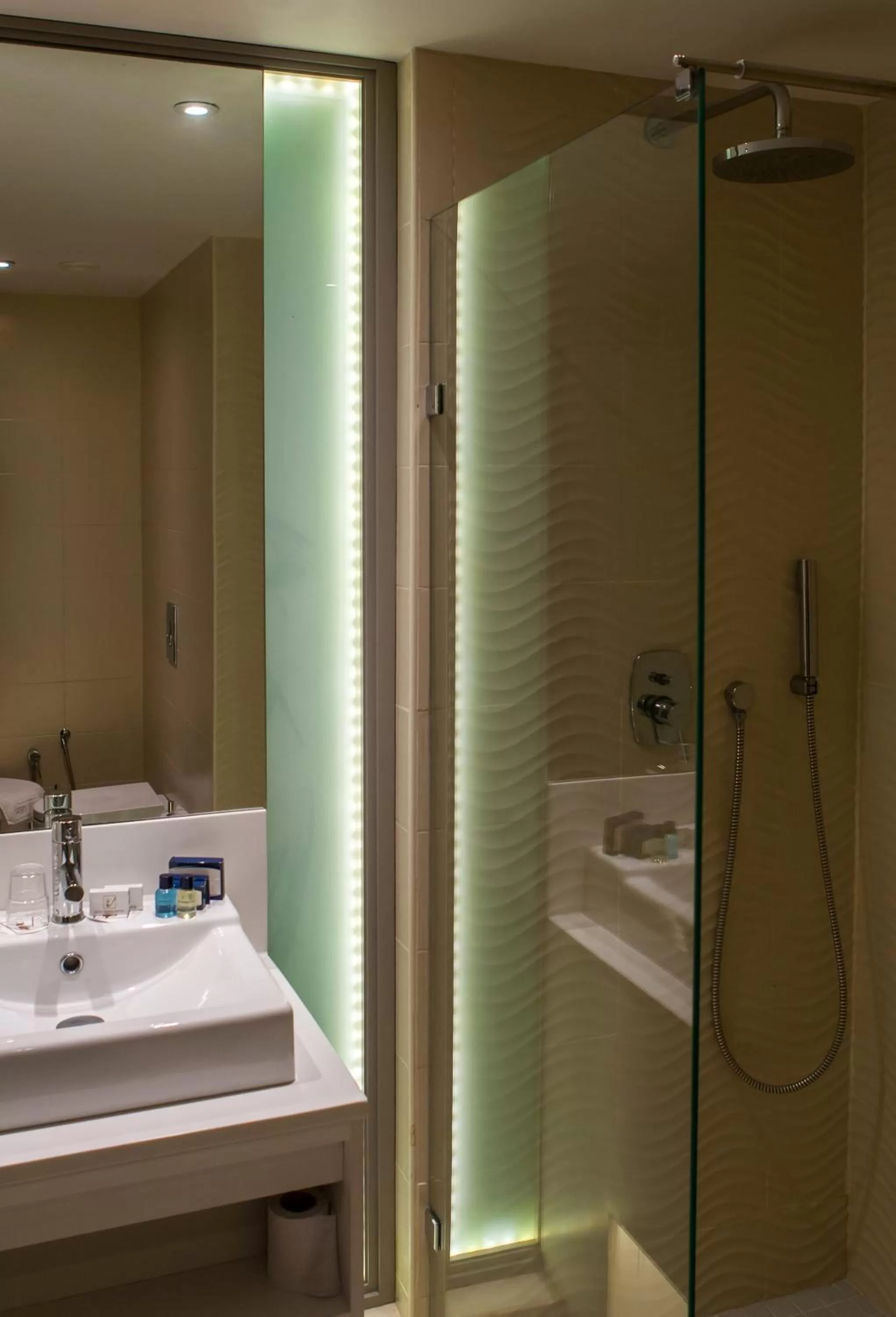 Shower in Golf Royal Hotel