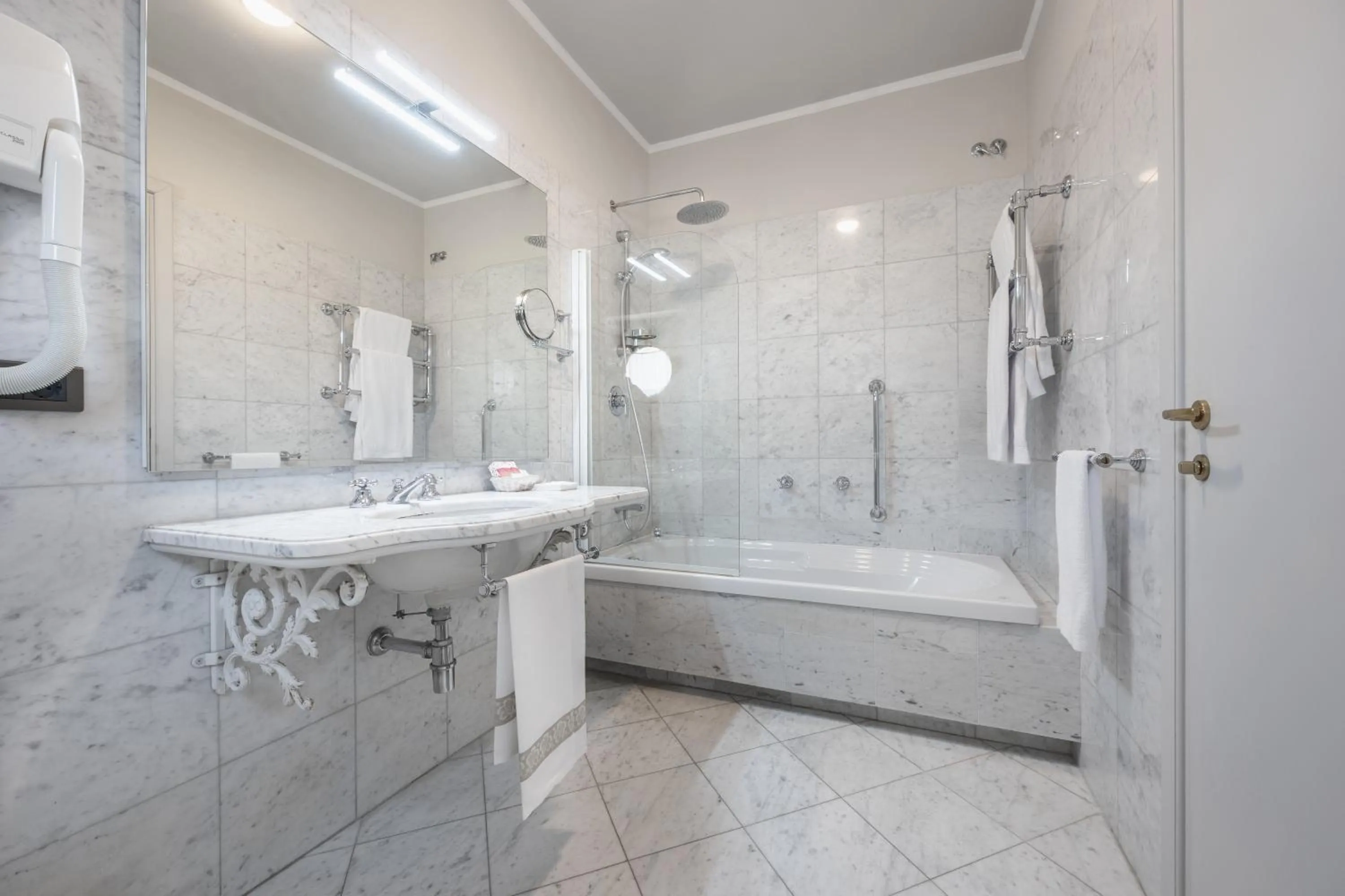 Shower in Hotel San Luca