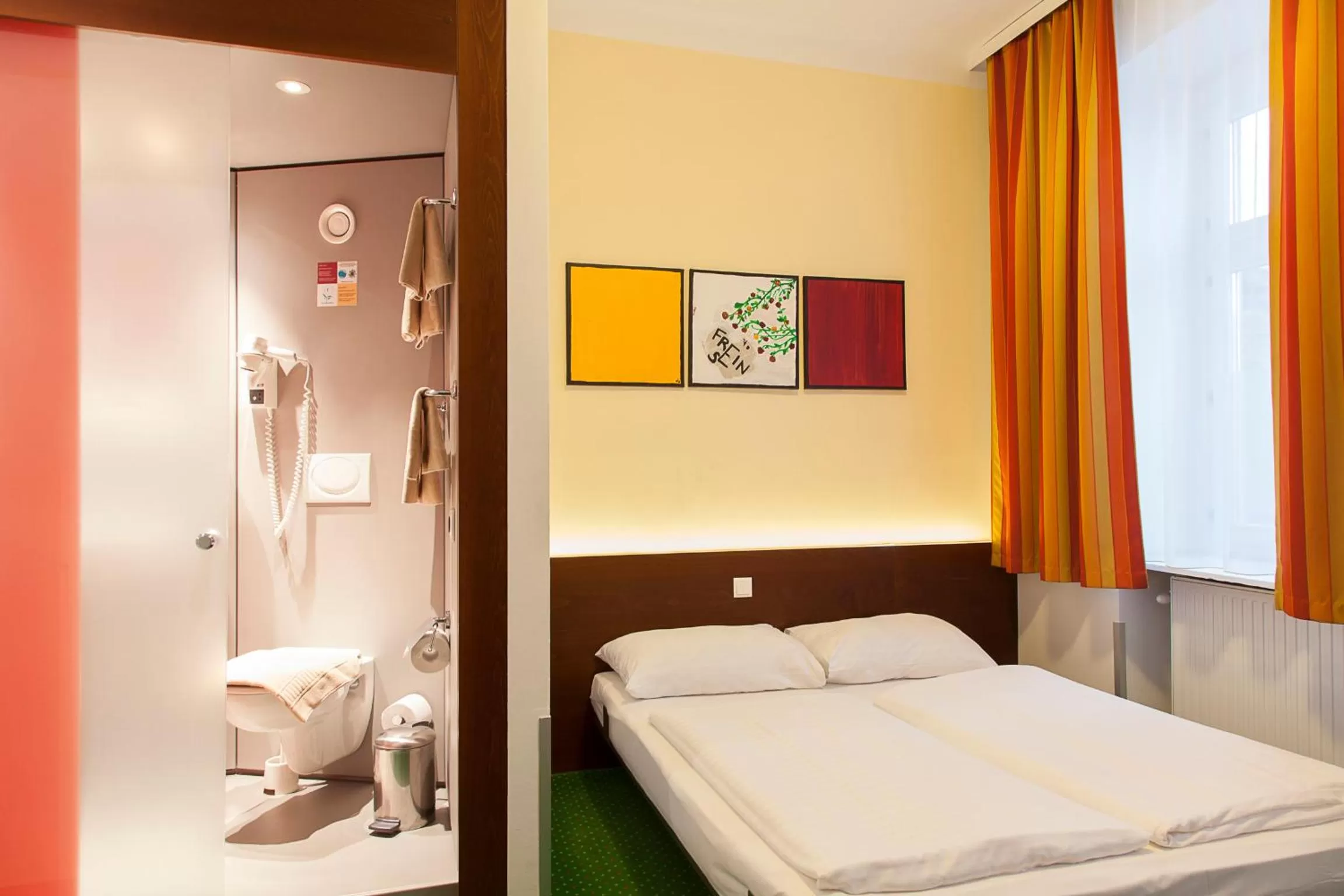 Bed in Pension Stadthalle