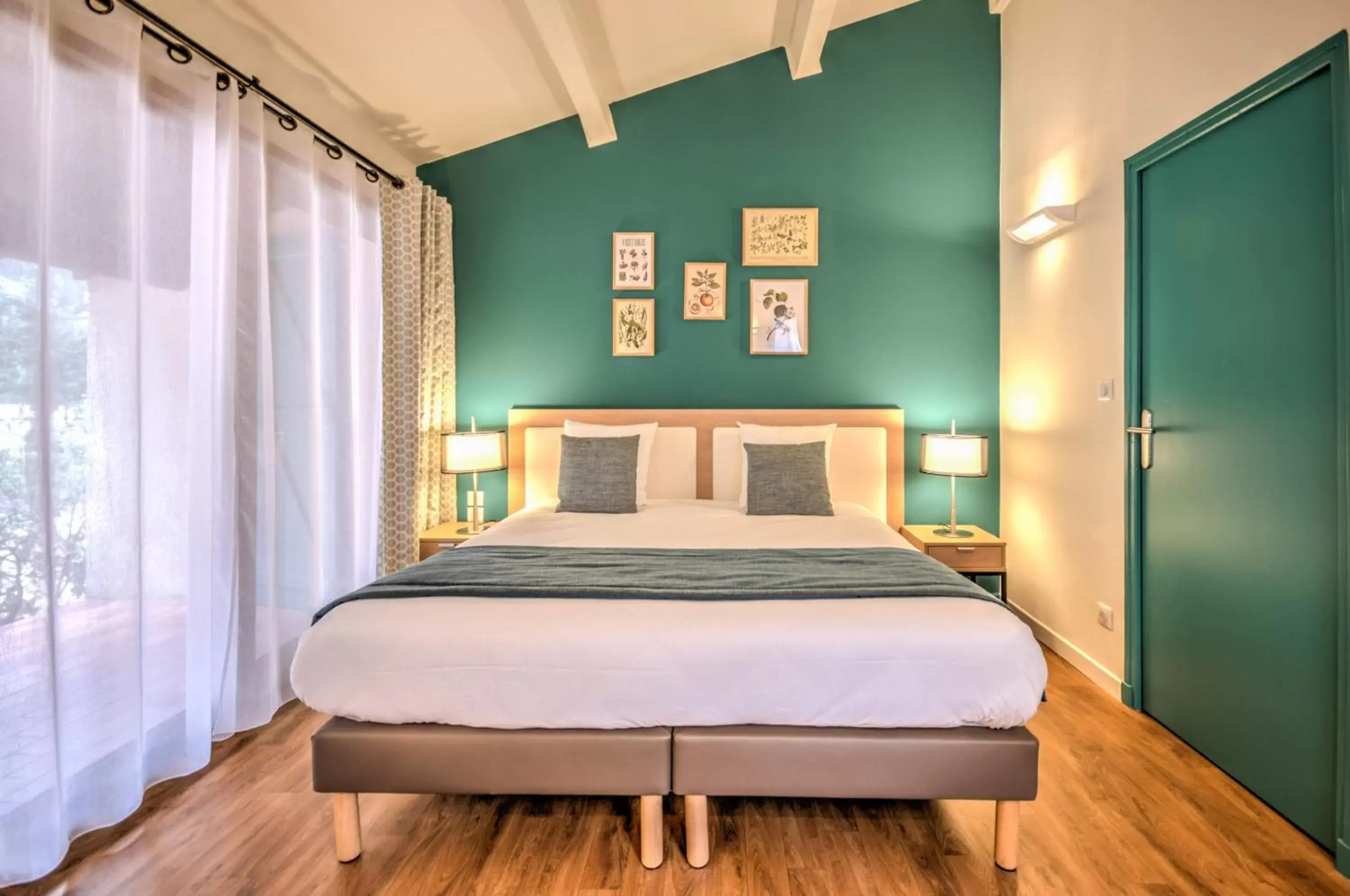 Large Family Room with Terrace in Best Western Domaine de Roquerousse Large Family Room with Terrace in Best Western Domaine de Roquerousse