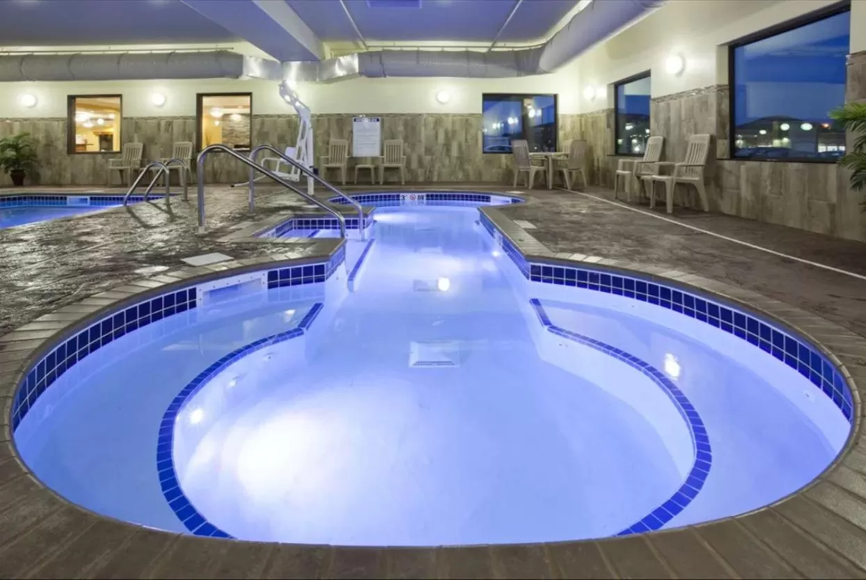 Hot Tub in Expressway Suites of Grand Forks