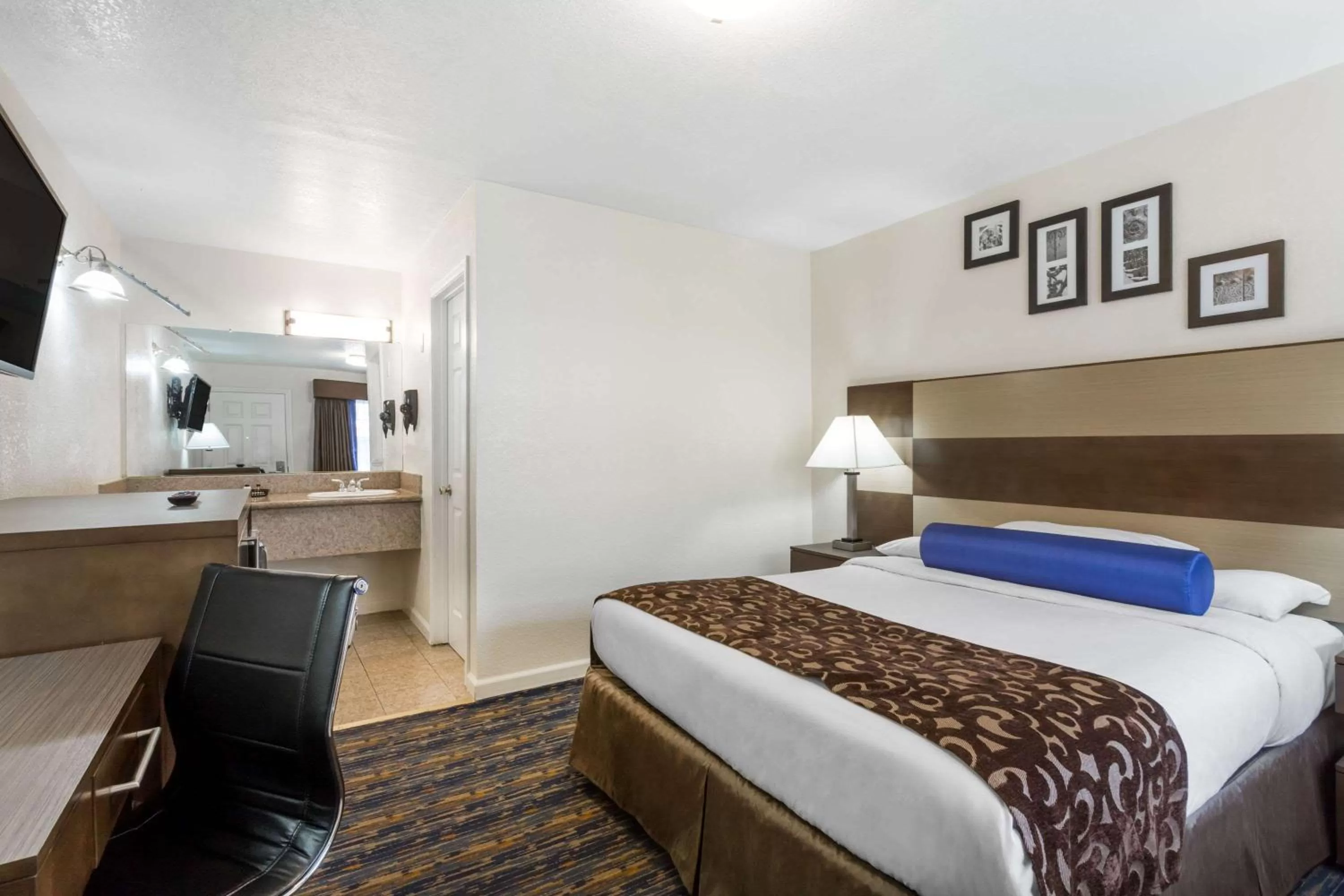 Photo of the whole room in Howard Johnson By Wyndham Berkeley