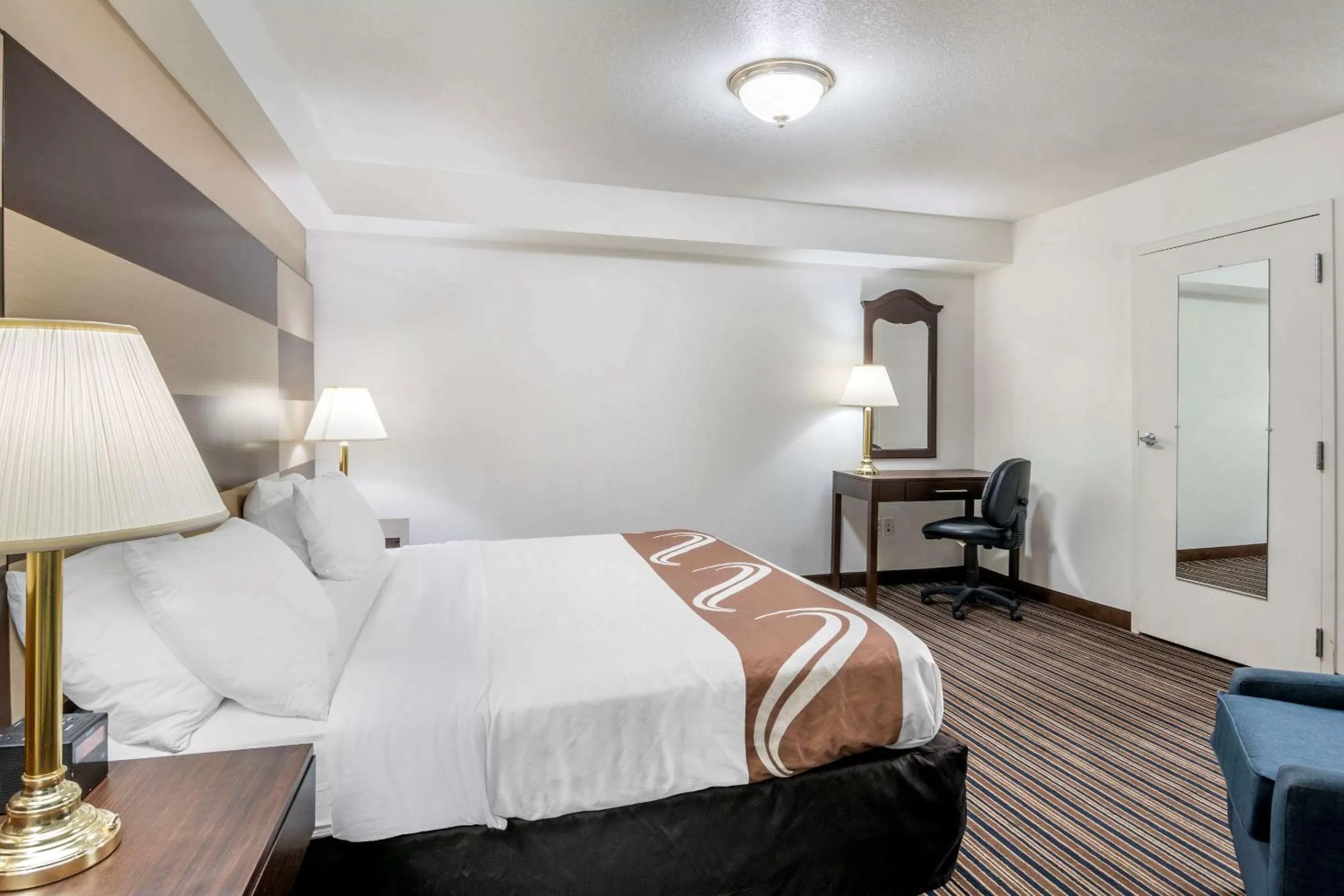 Photo of the whole room, Bed in Quality Inn Central Roseburg