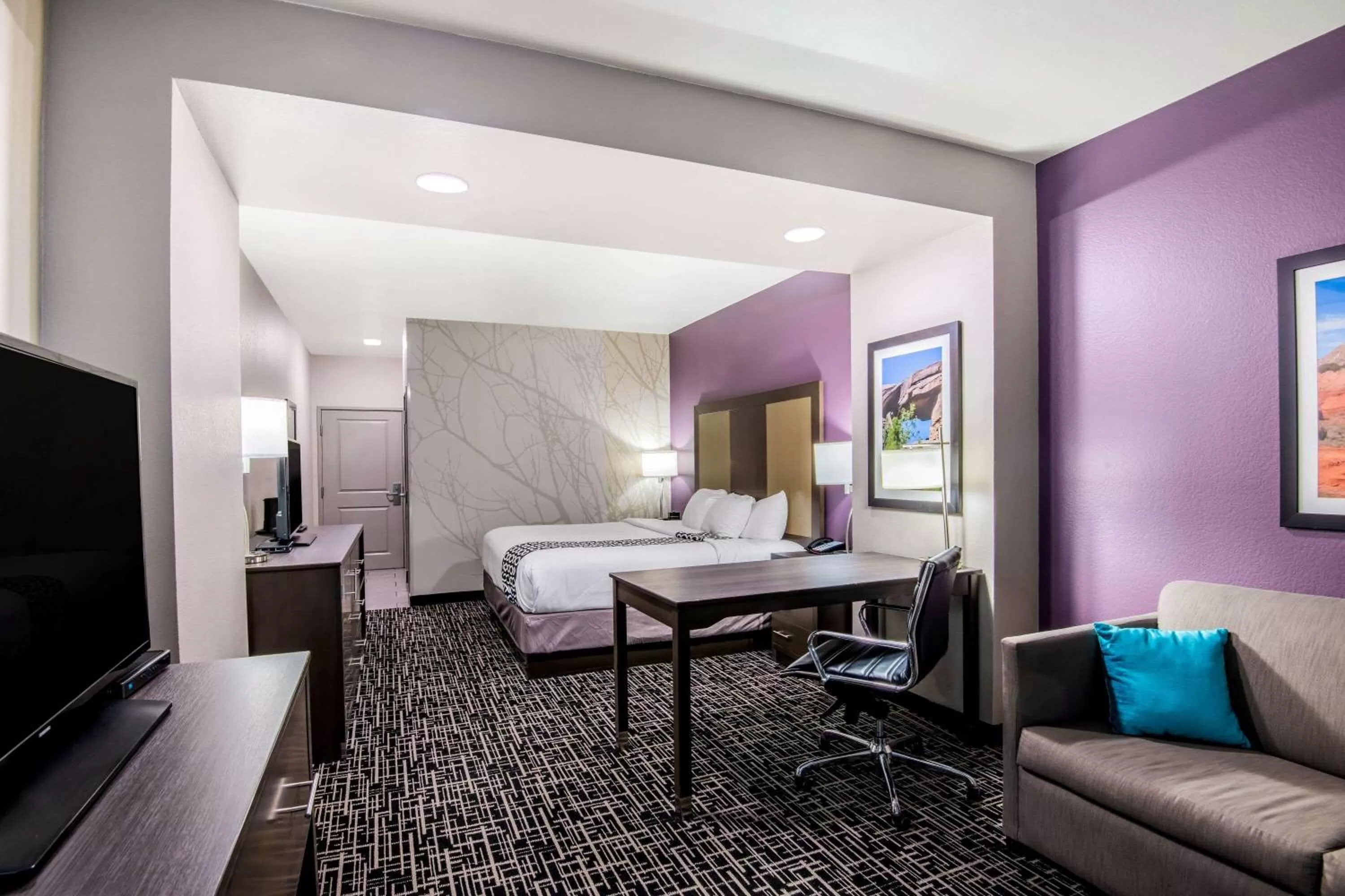 Photo of the whole room, Bed in La Quinta by Wyndham Pampa