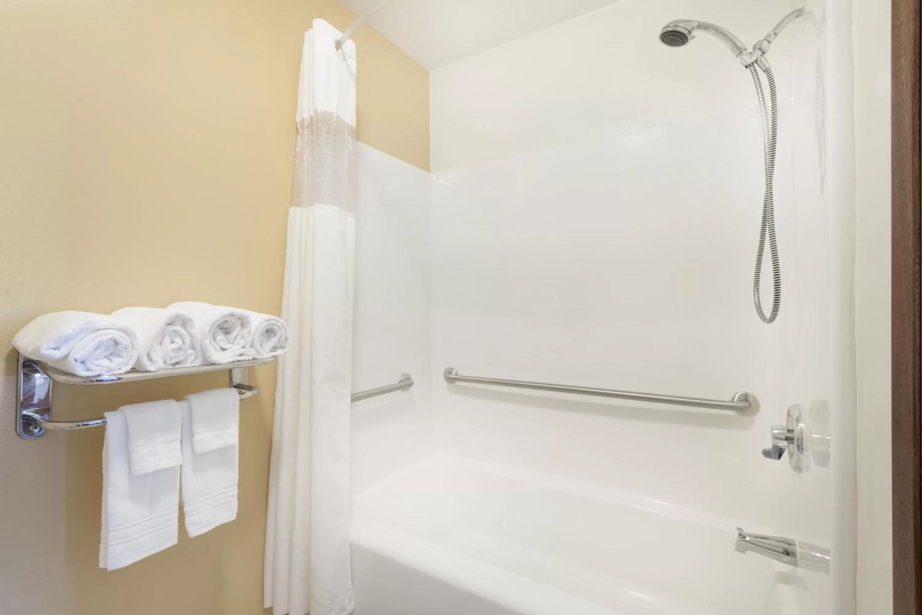 Bathroom in Days Inn by Wyndham Worland