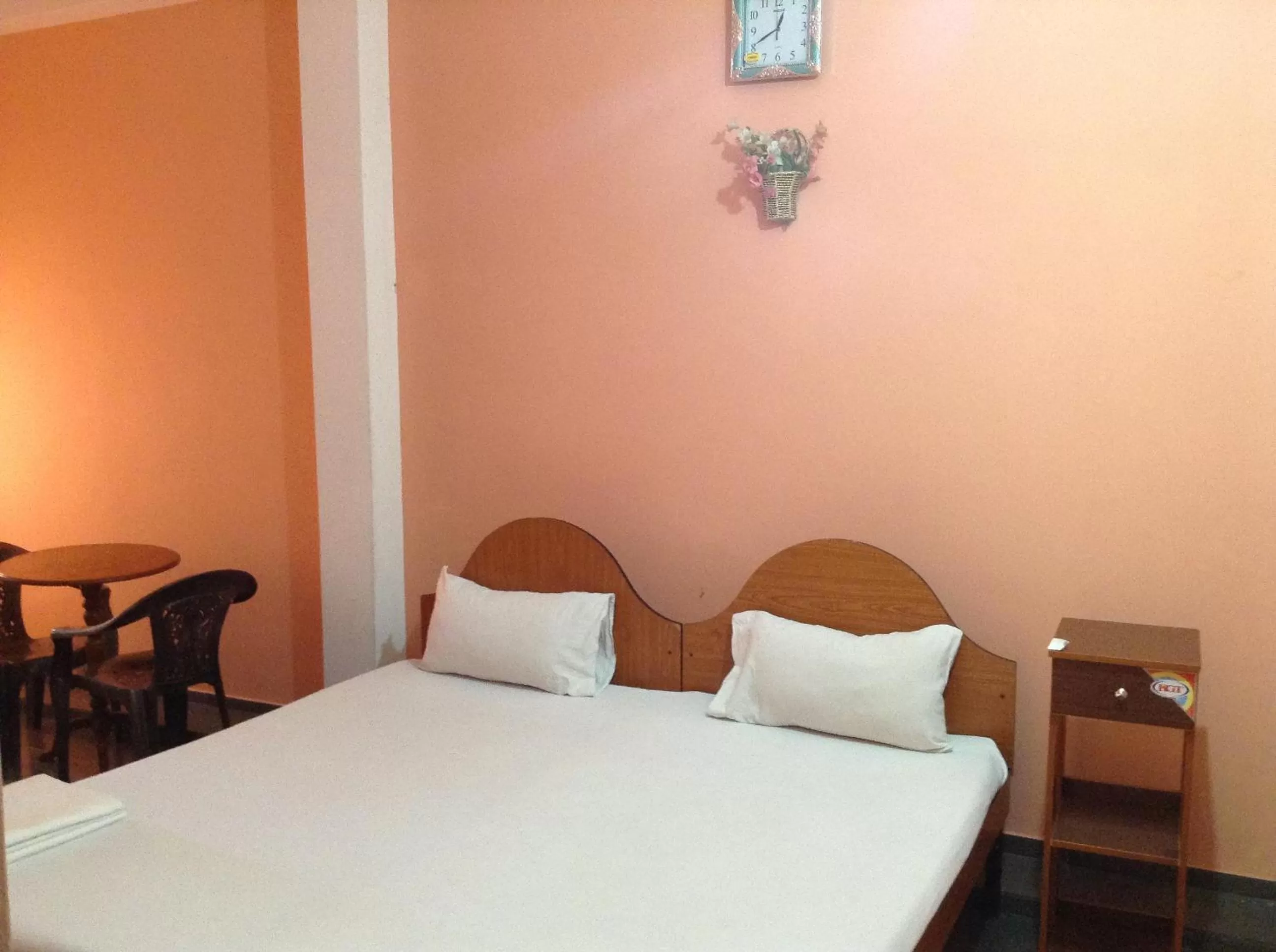 Photo of the whole room, Bed in Sunshine Hotel