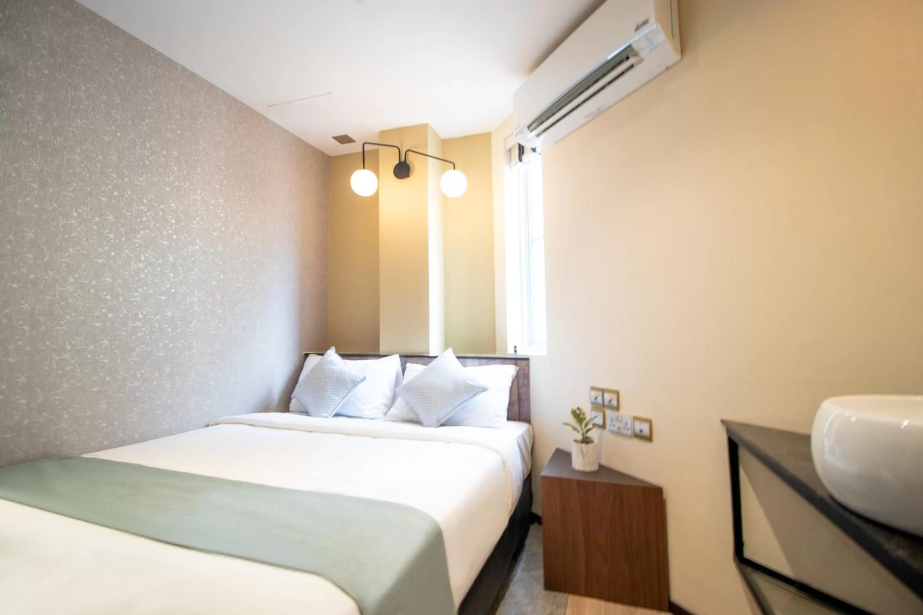 Photo of the whole room in Harbour Ville Hotel - Hamilton