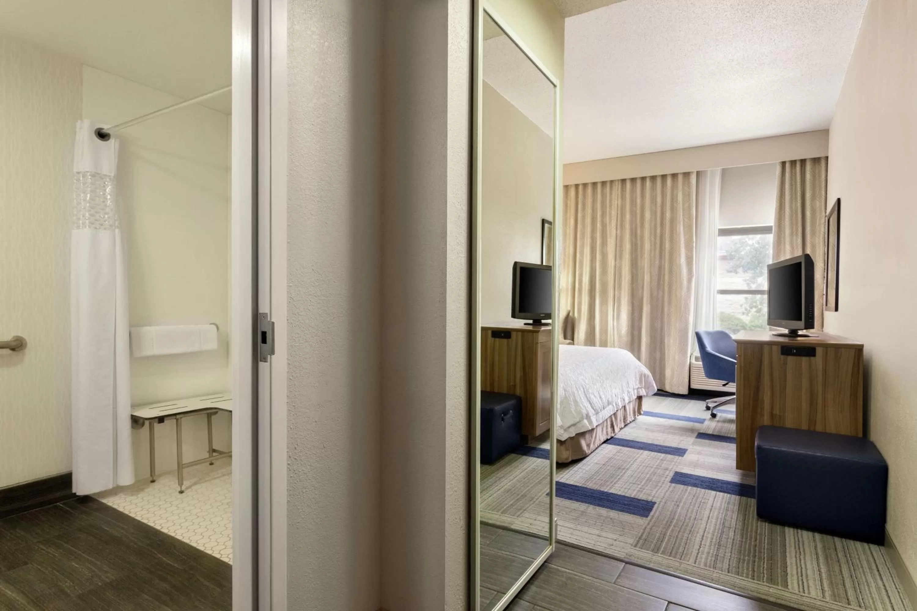 Bathroom, Bed in Hampton Inn Birmingham-Trussville
