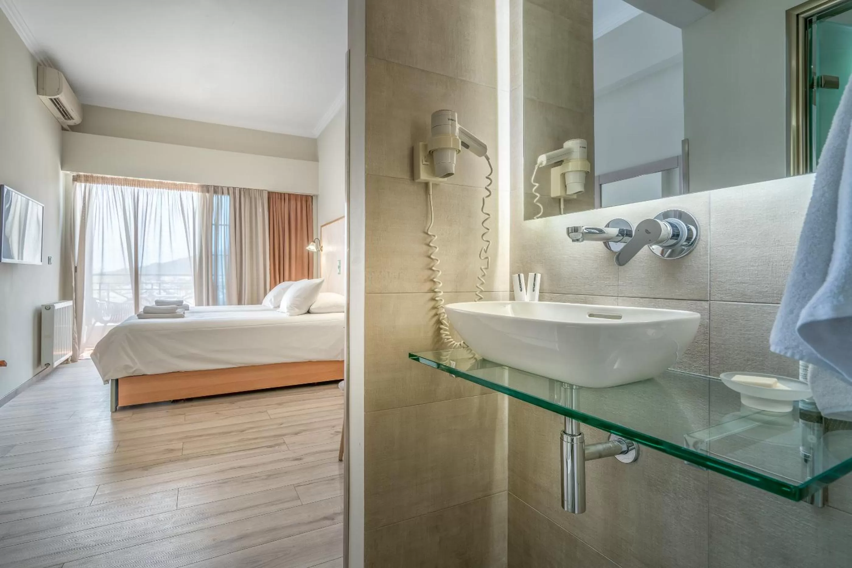 Photo of the whole room, Bed in Phoenix Hotel