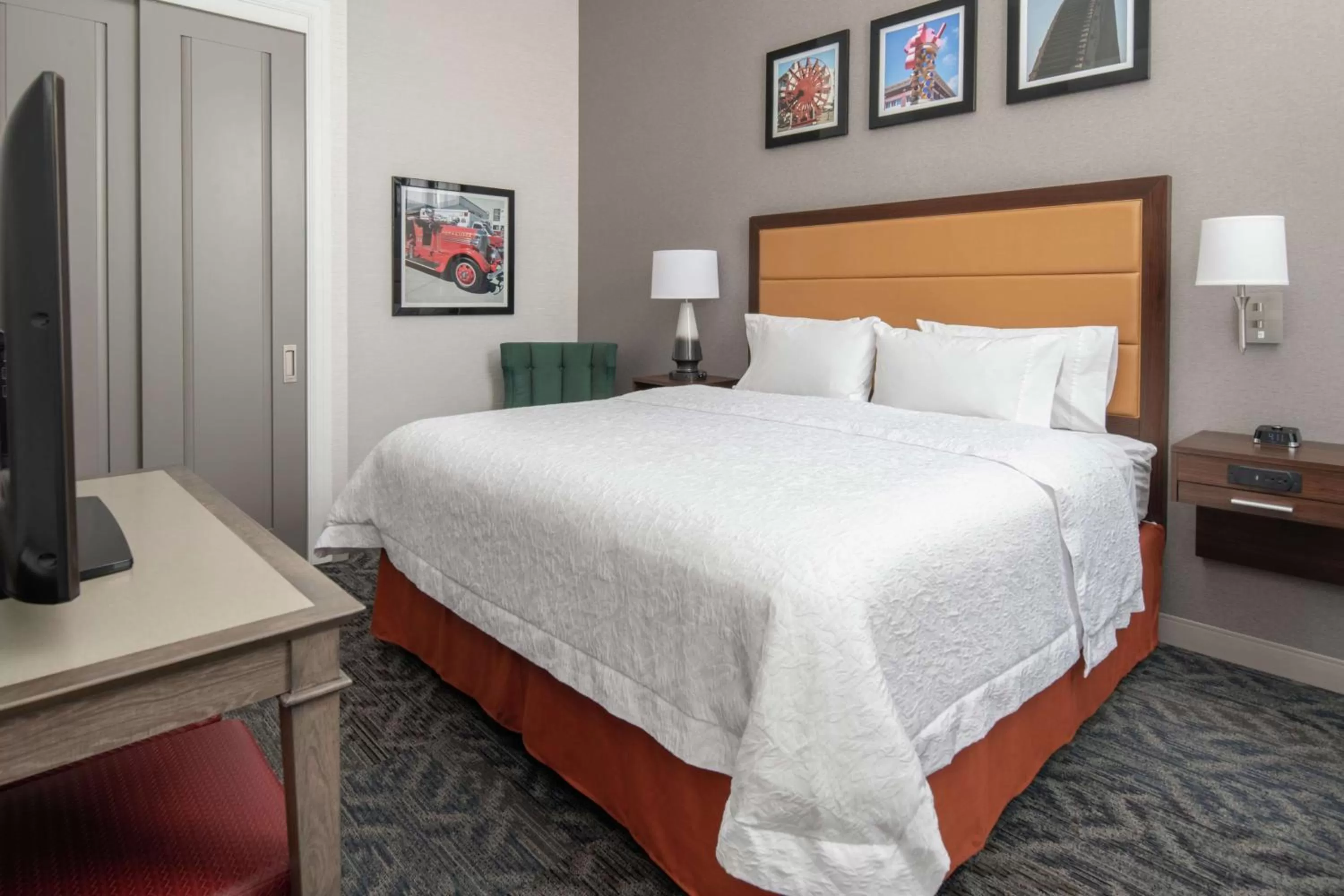 Bed in Hampton Inn Petaluma, Ca