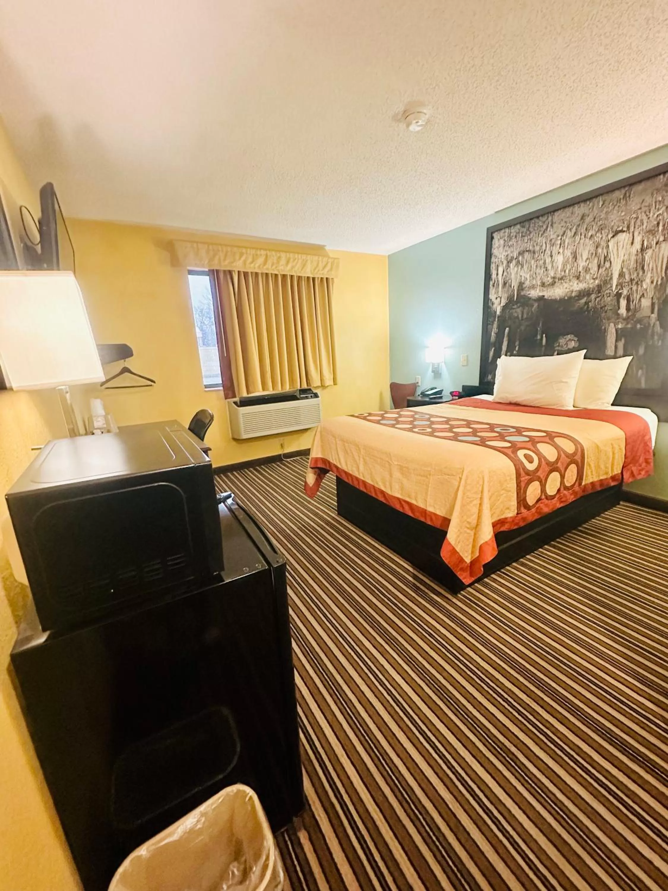 Bedroom, Bed in Super 8 by Wyndham Warrenton