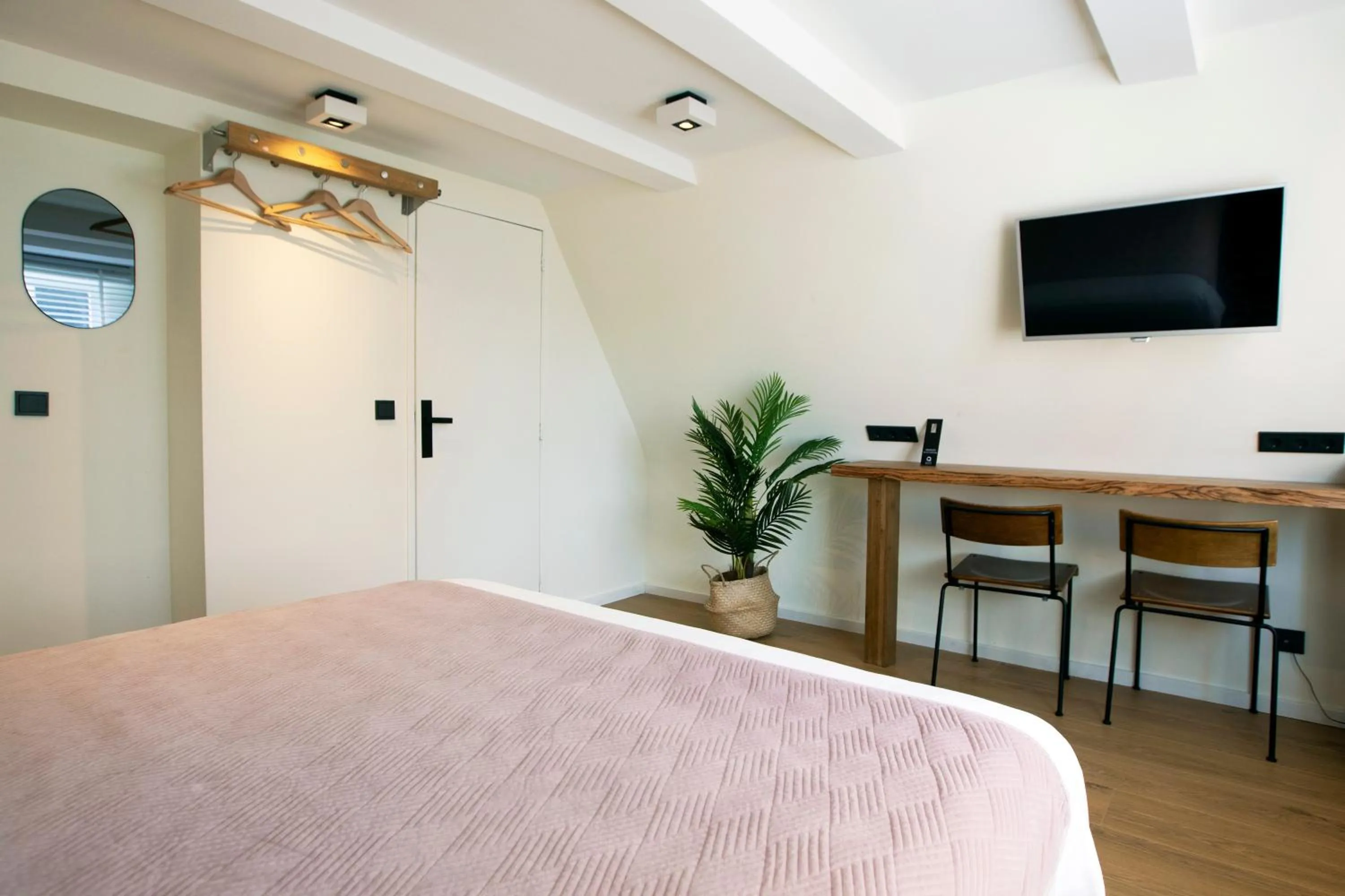 Bed in Quentin Golden Bear Hotel