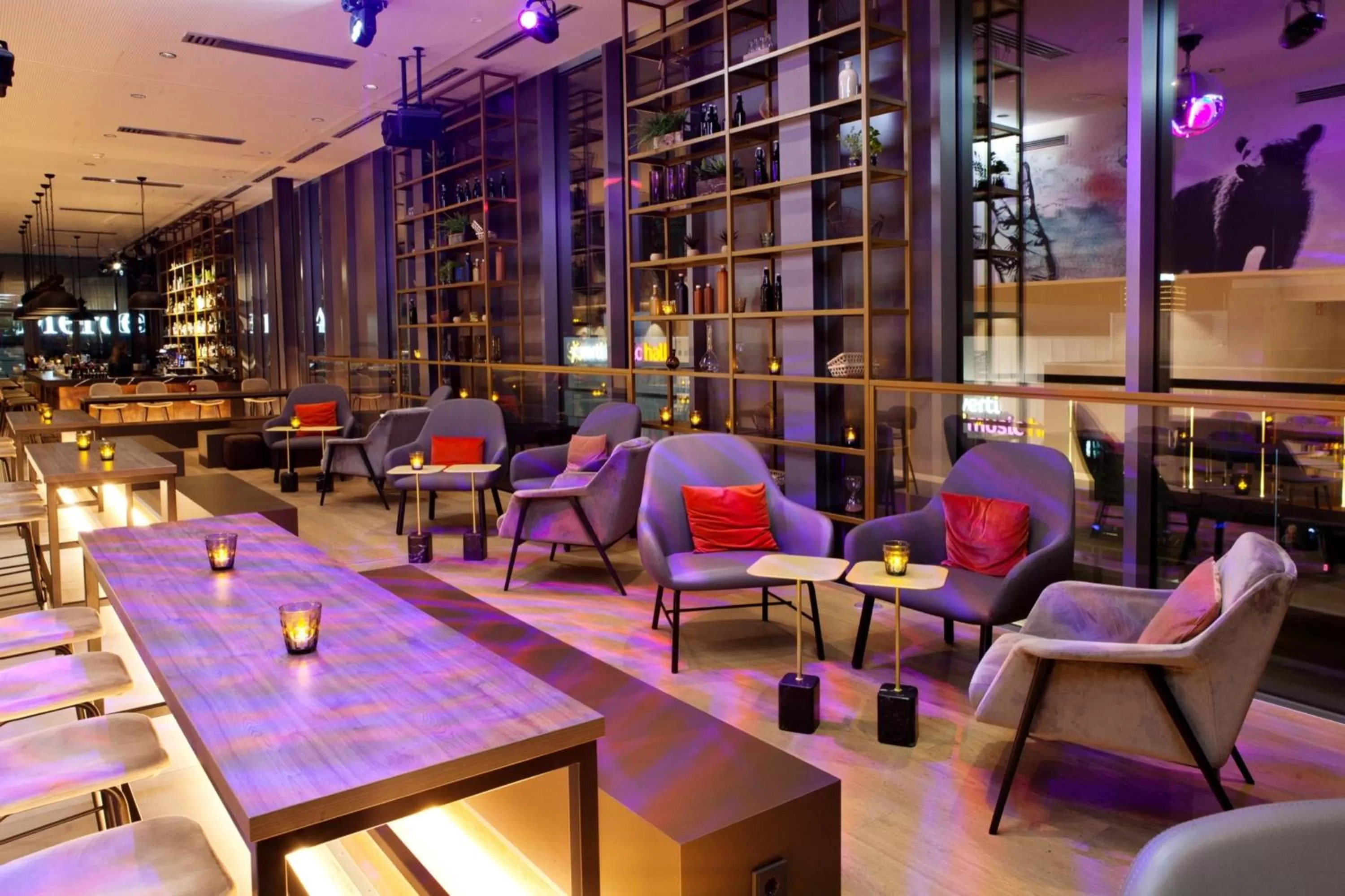 Lounge or bar in Hotel Indigo Berlin - East Side Gallery