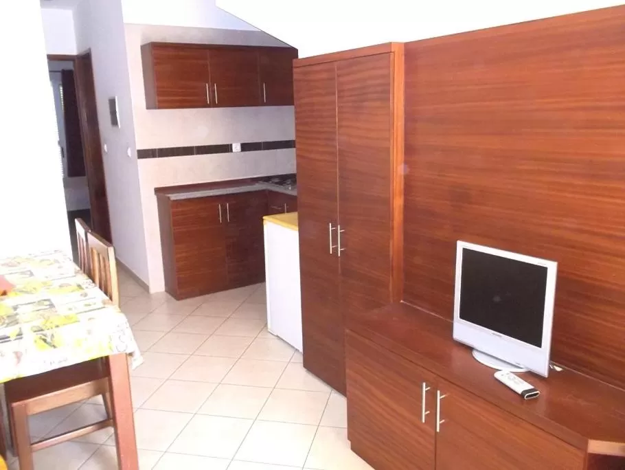 Living room, TV/Entertainment Center in Basic Hotel