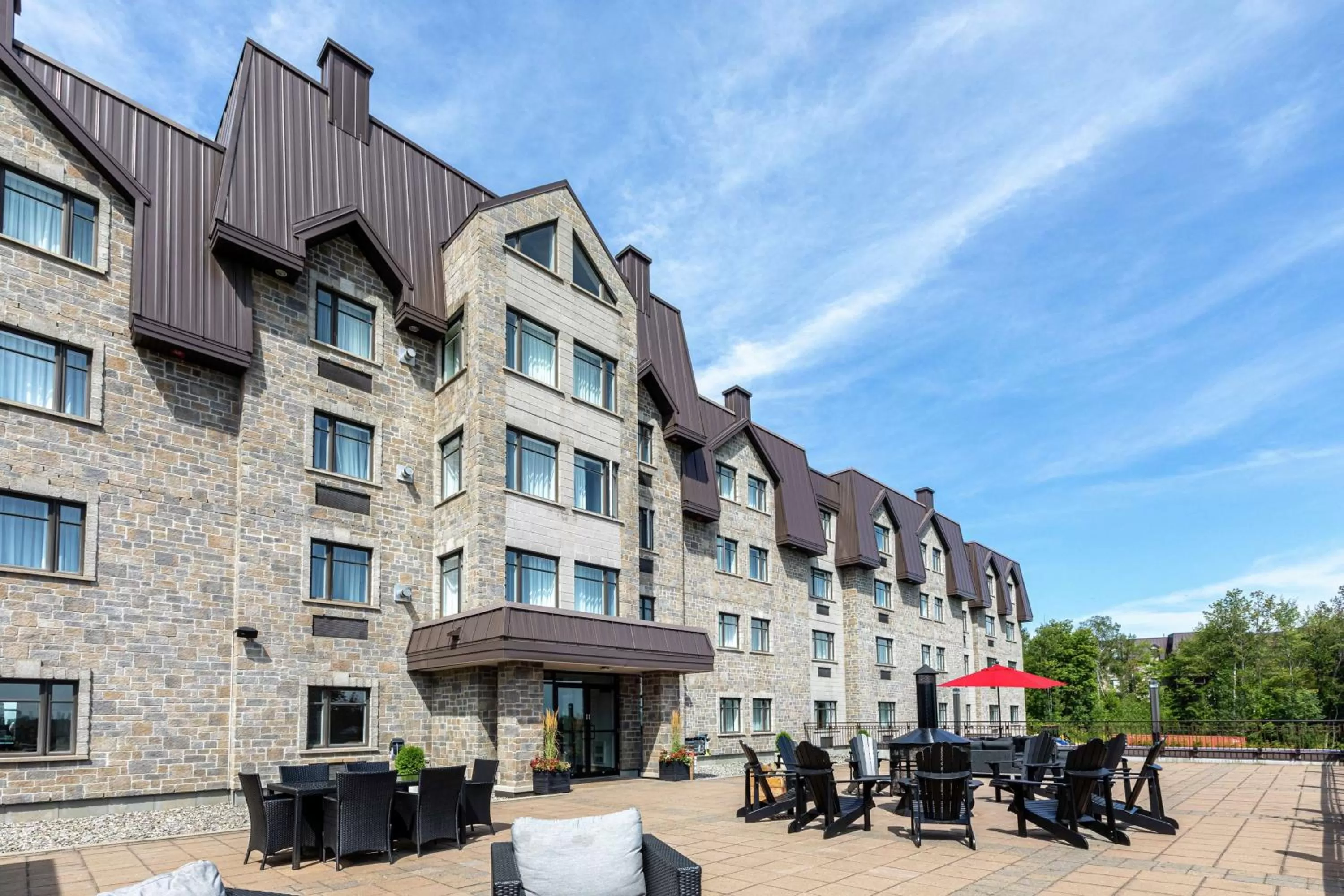 Property building in DoubleTree by Hilton Quebec Resort