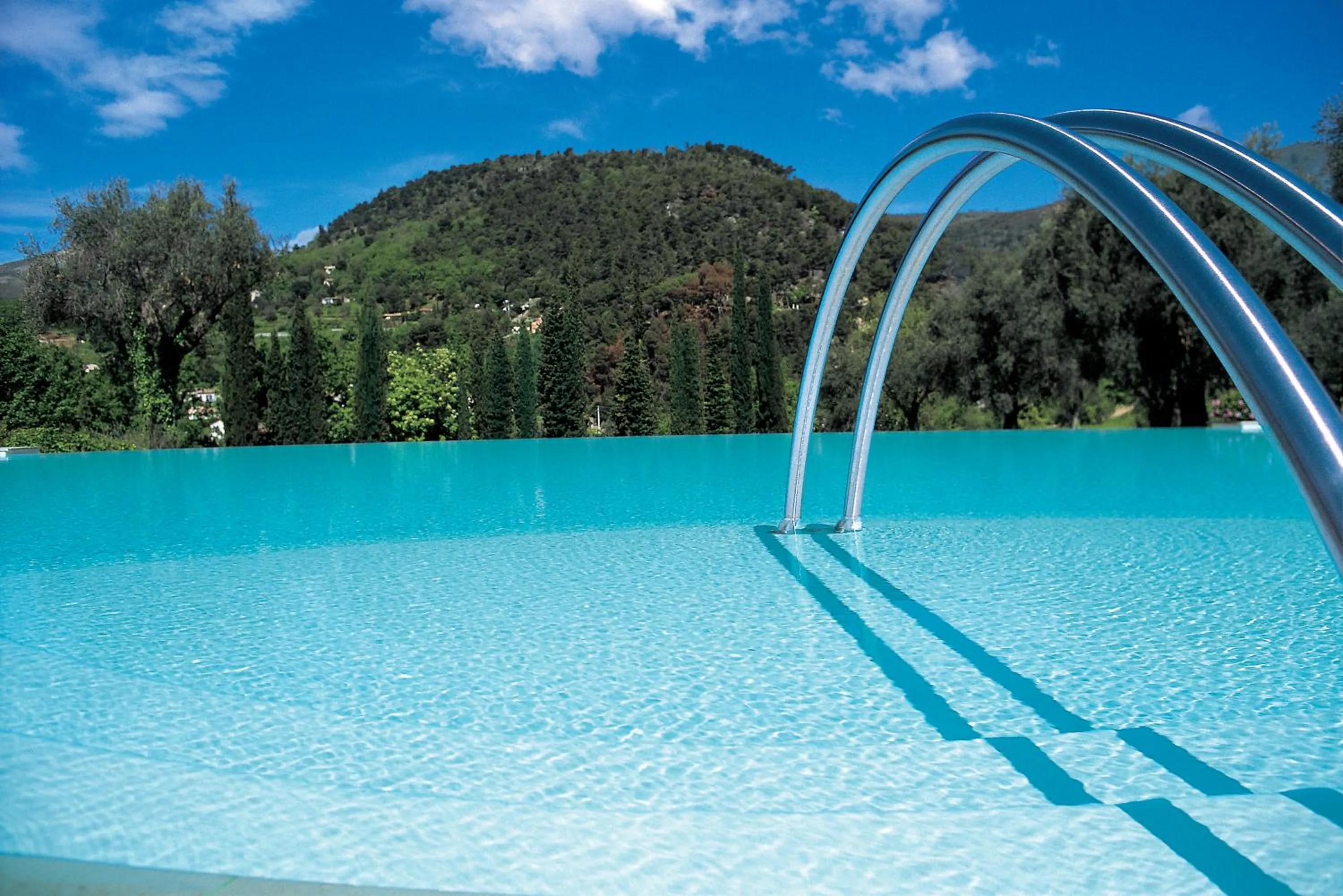 Swimming pool in Château Saint-Martin & Spa, Oetker Hotels