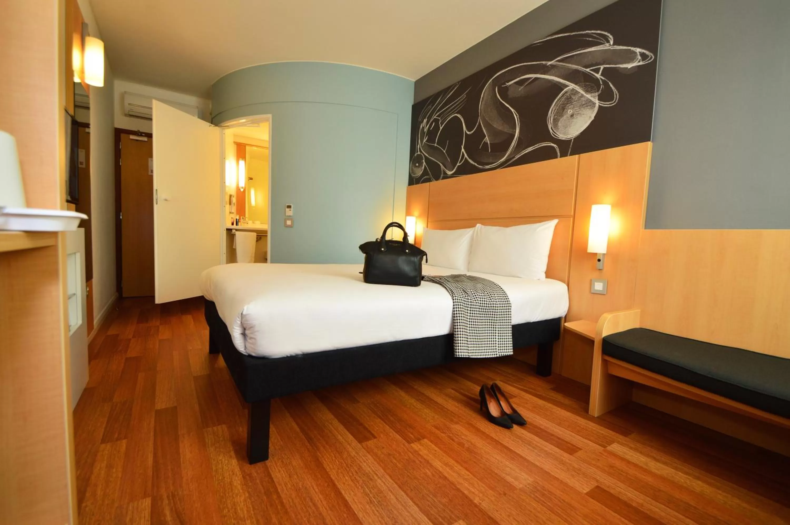 Photo of the whole room, Bed in ibis Edinburgh Centre South Bridge – Royal Mile