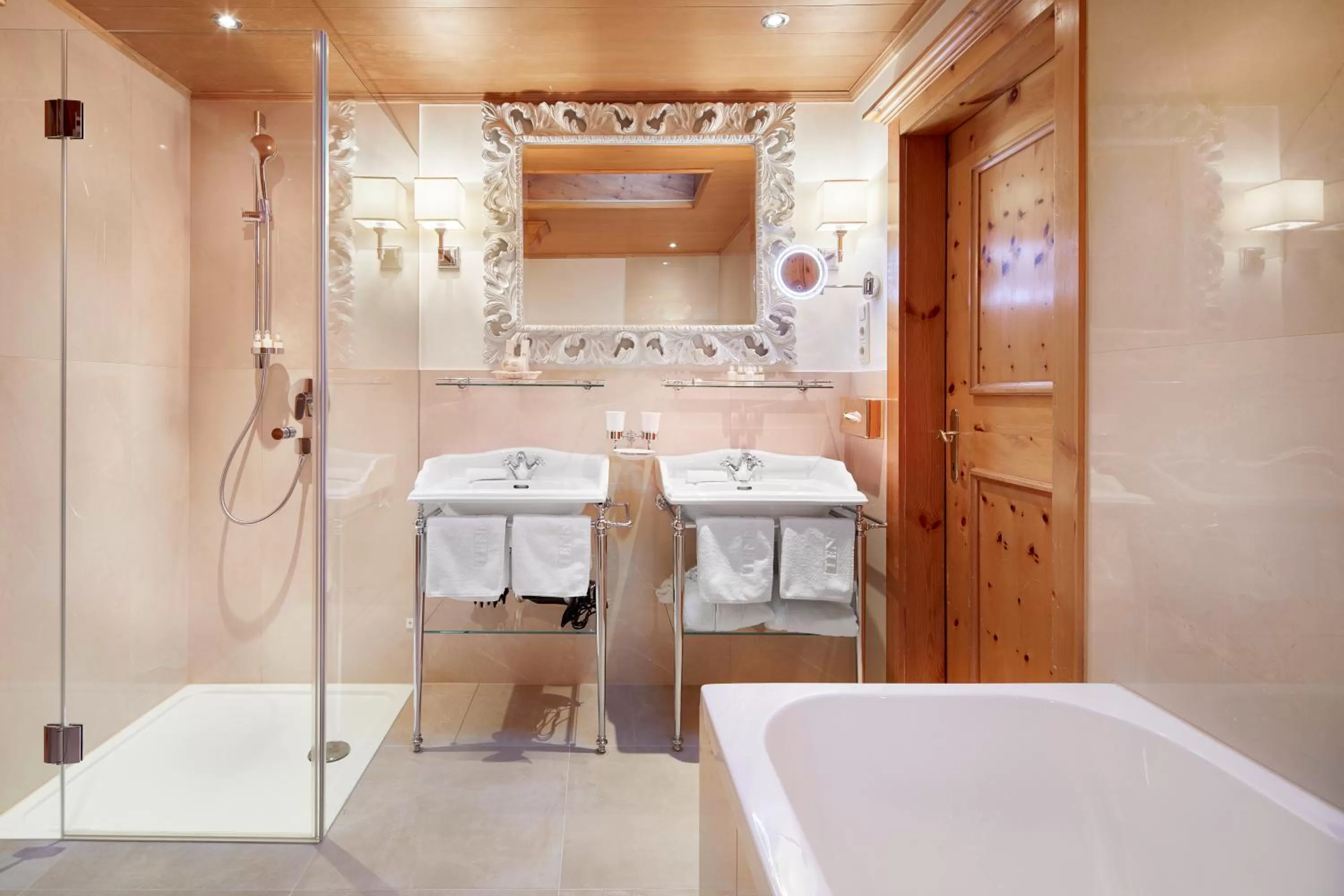 Bathroom in Landsitz Römerhof - Hotel Apartments