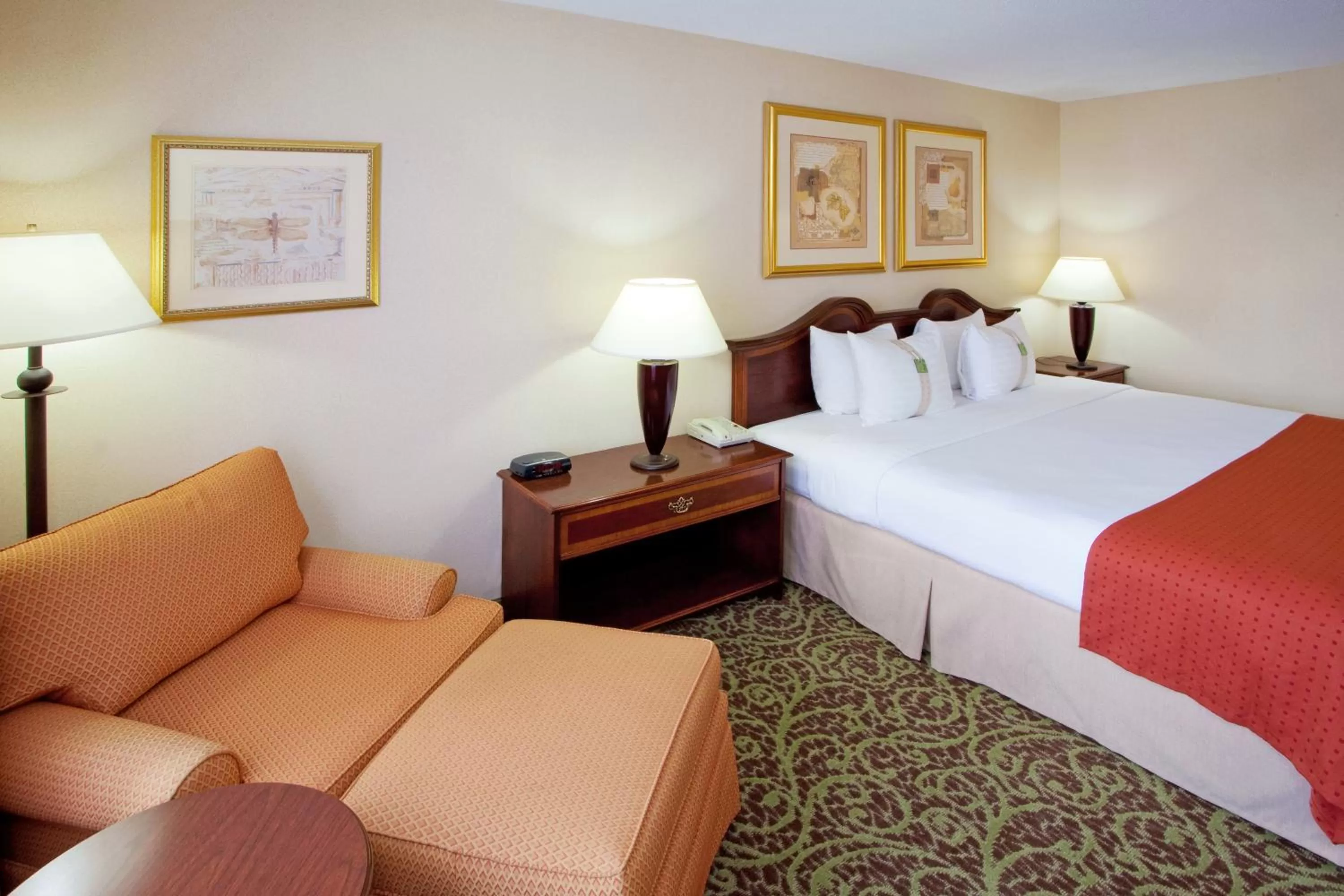 Photo of the whole room, Bed in Holiday Inn Chantilly-Dulles Expo Airport by IHG