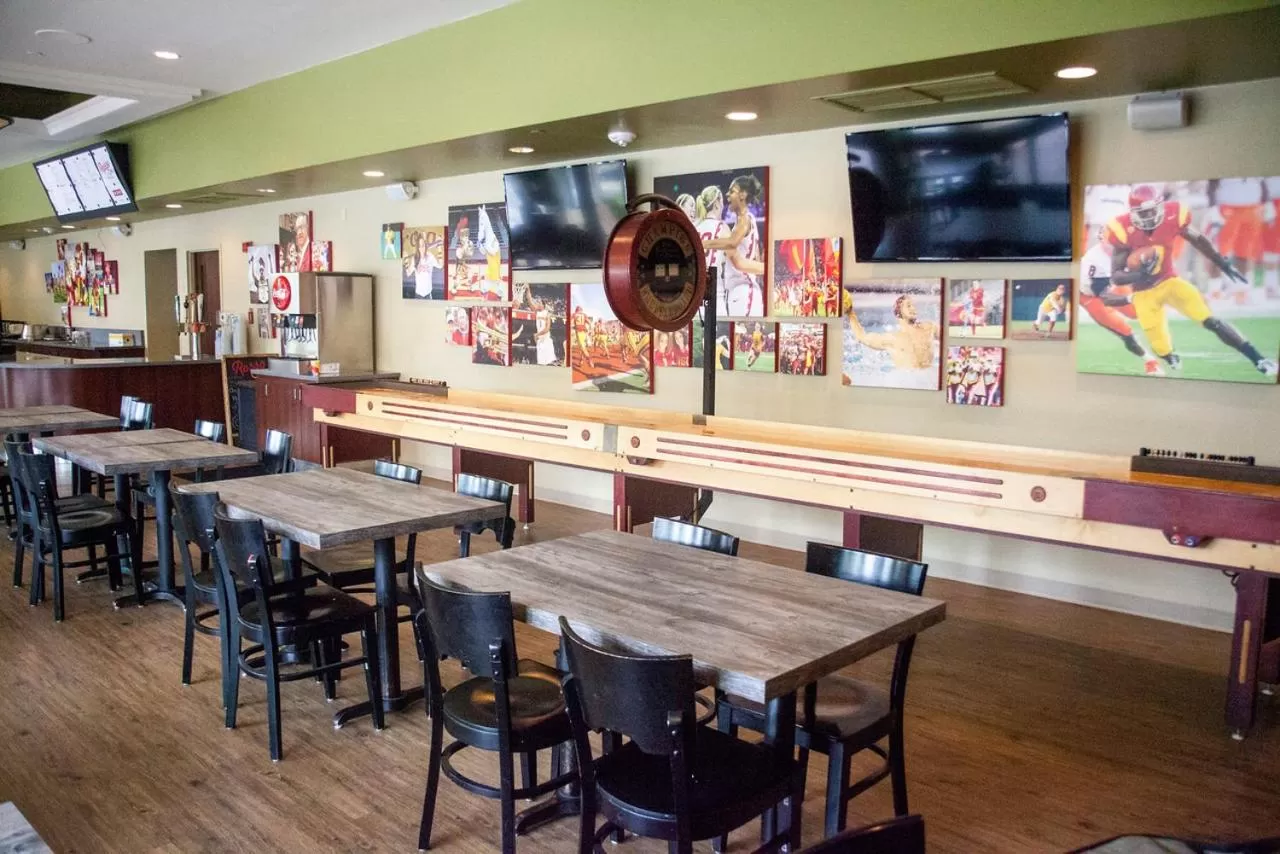 Restaurant/places to eat in USC Hotel