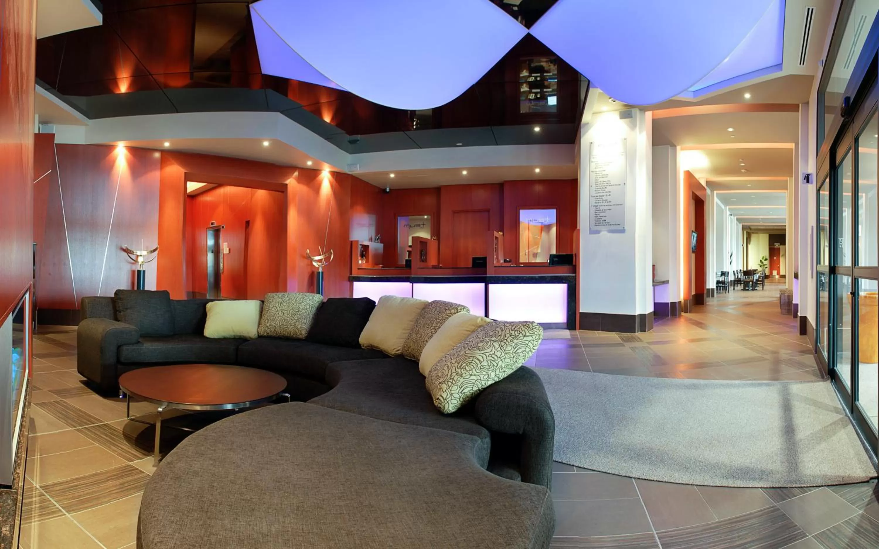 Lobby or reception in Hôtel Must Aéroport de Québec par JARO