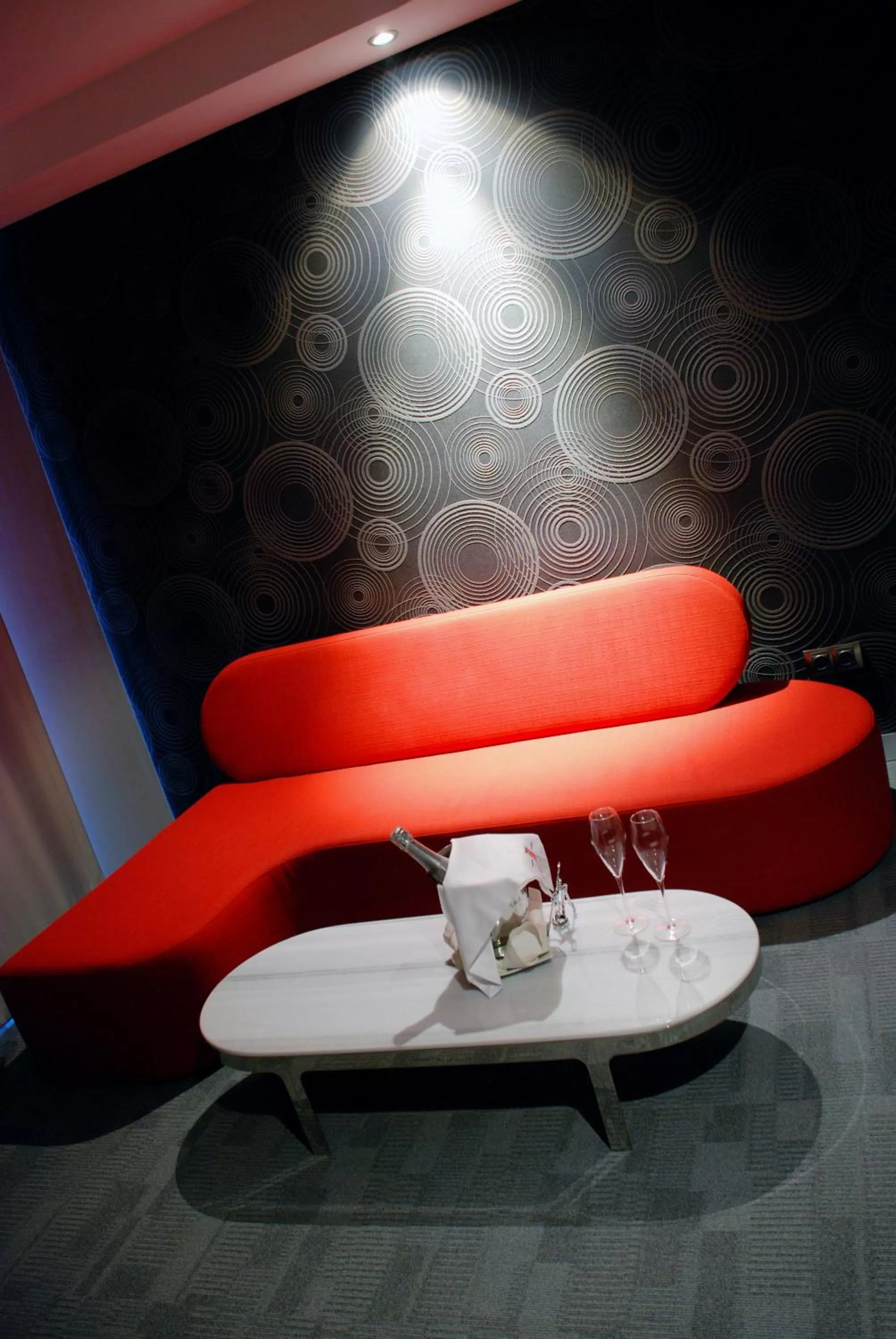 Seating area in Met Hotel