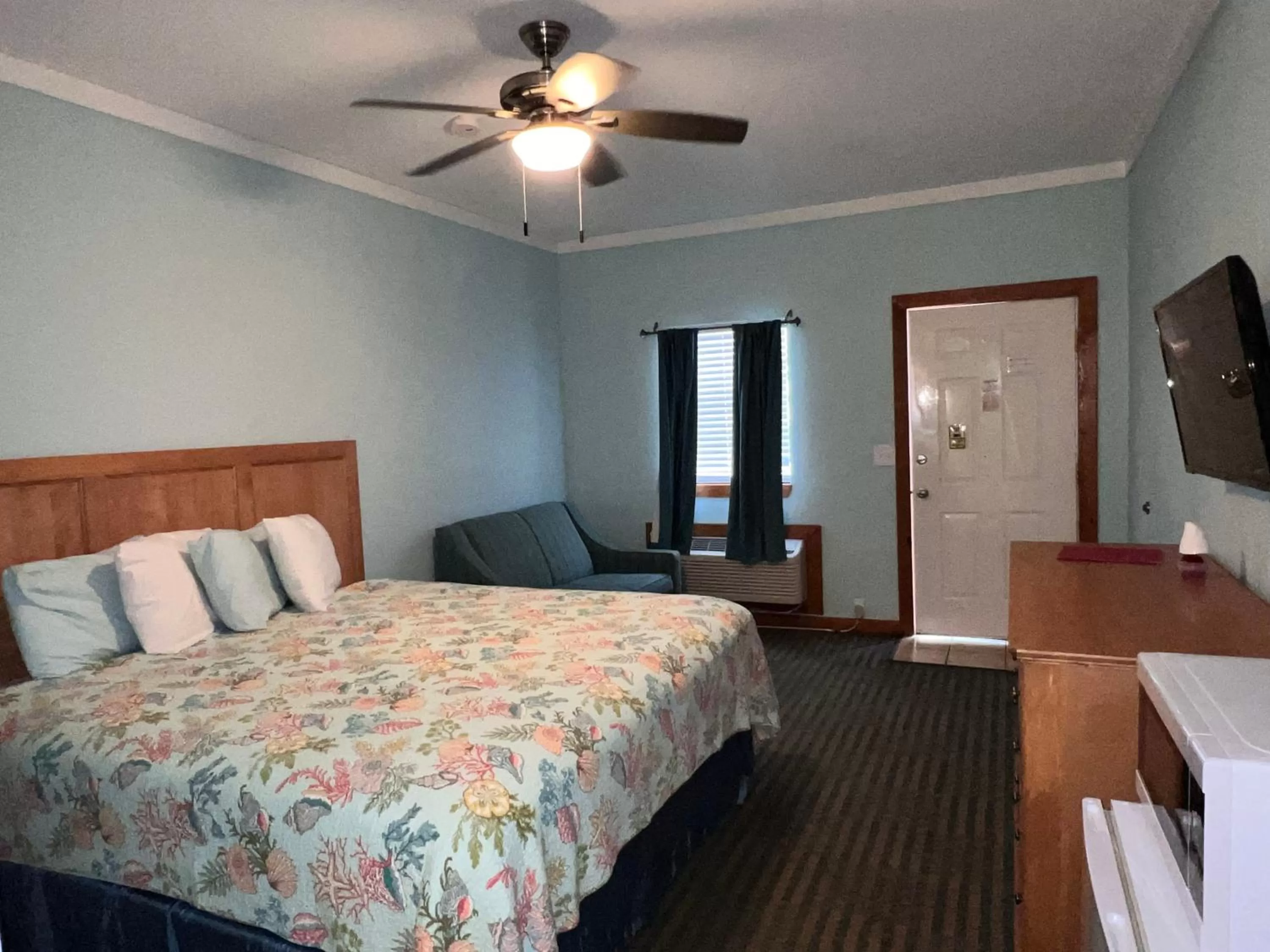 Bed in D&R Pelican Bay Resort