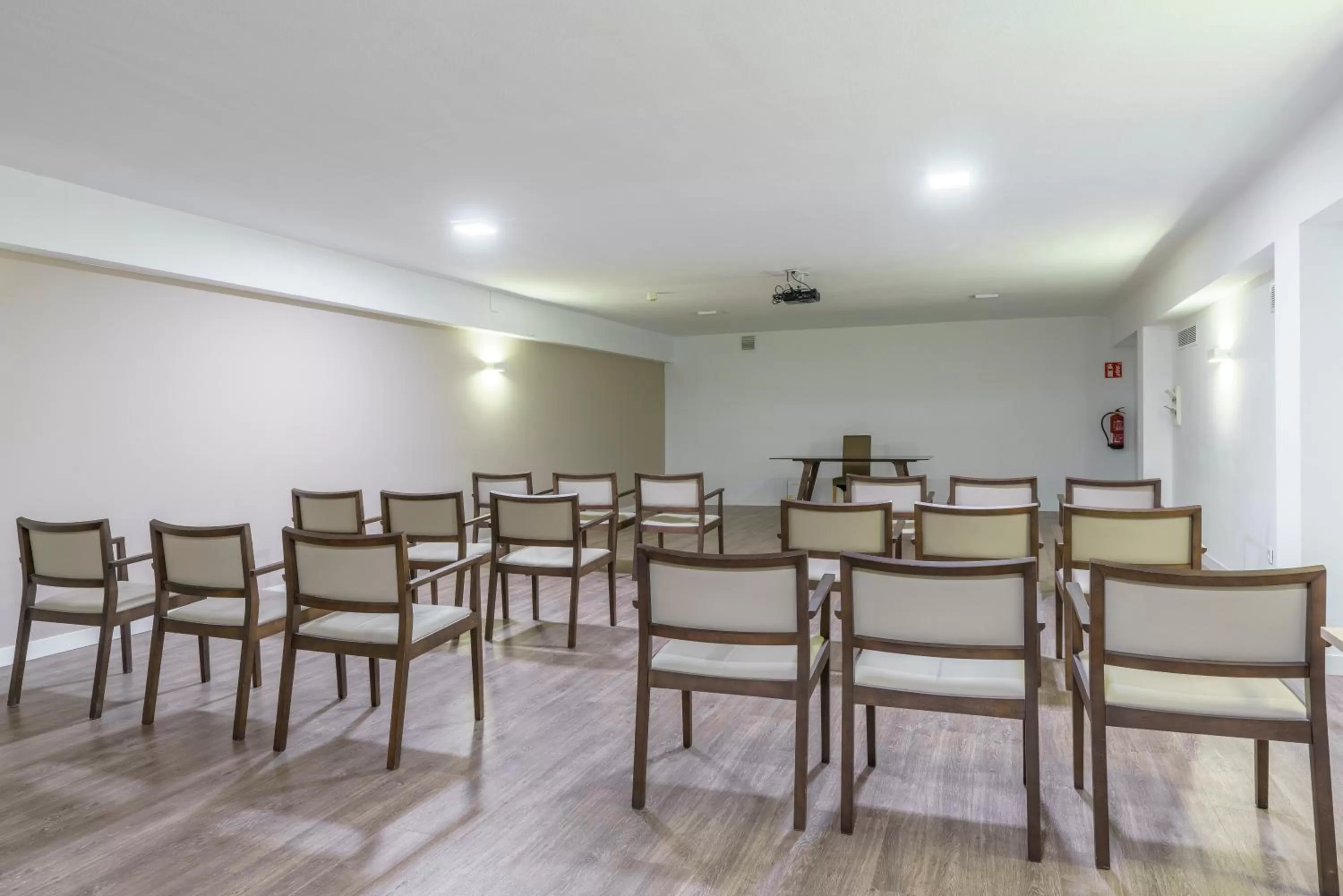 Business facilities in Alua Leo