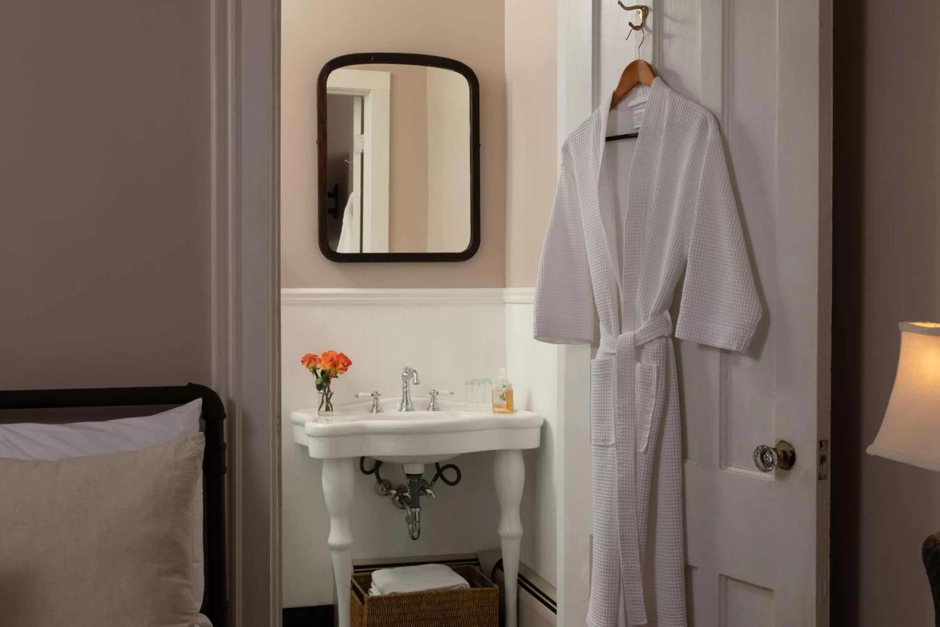 Bed, Bathroom in Rosemont Inn