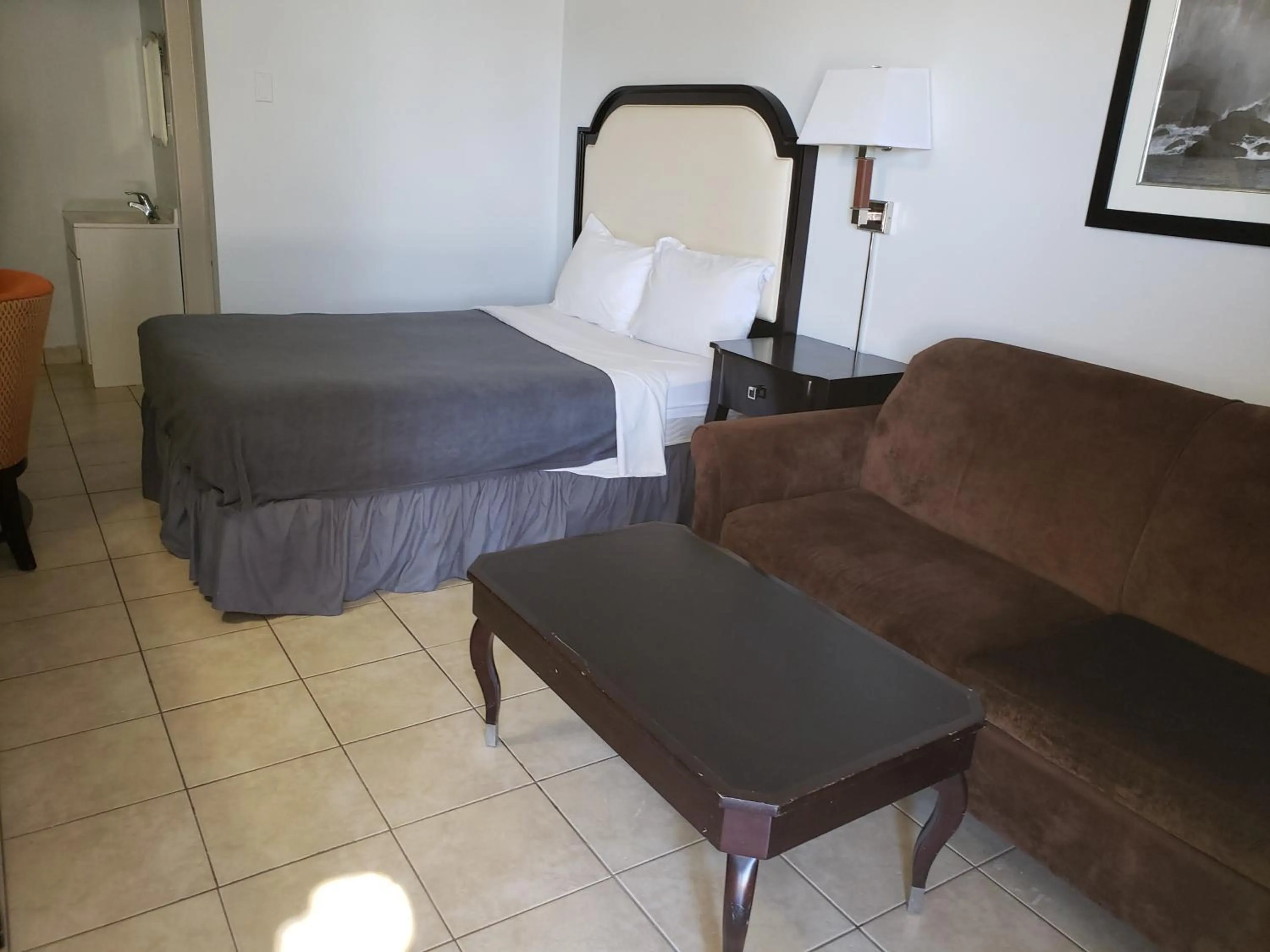 Bed in Niagara Falls Courtside Inn