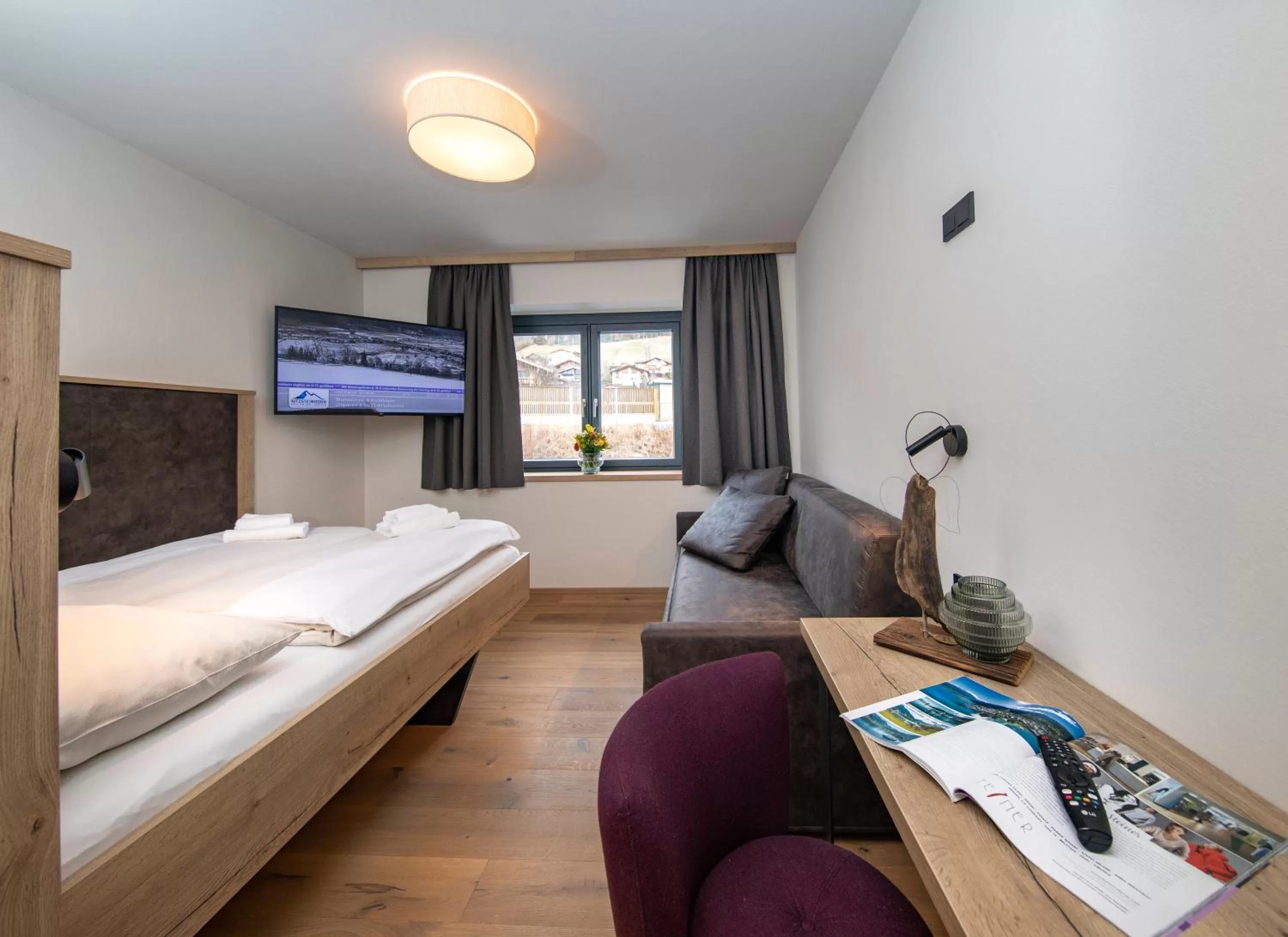 Photo of the whole room, Bed in Emma Deluxe Aparthotel direkt beim Skibus