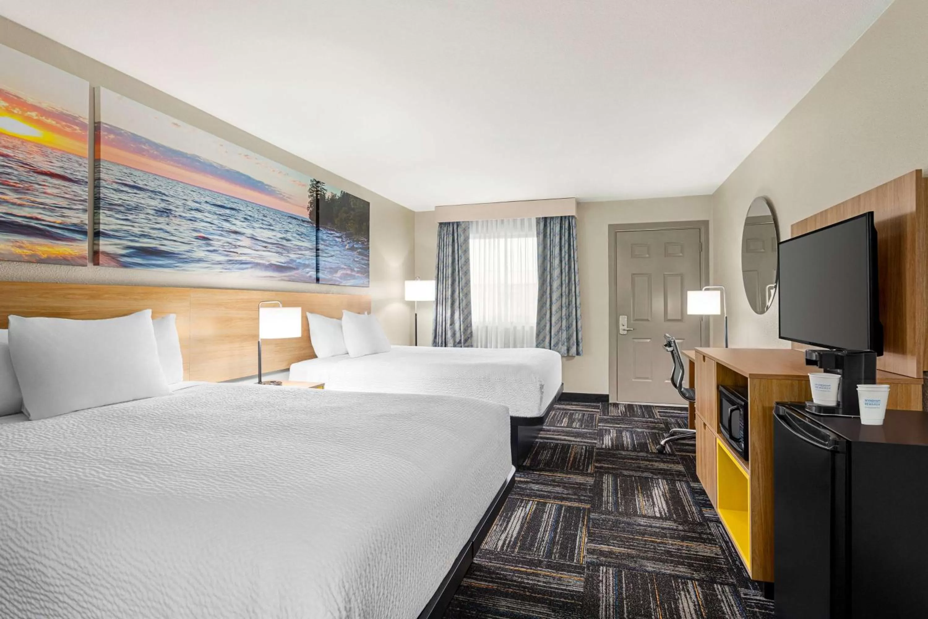 Bedroom, Bed in Days Inn by Wyndham Paris