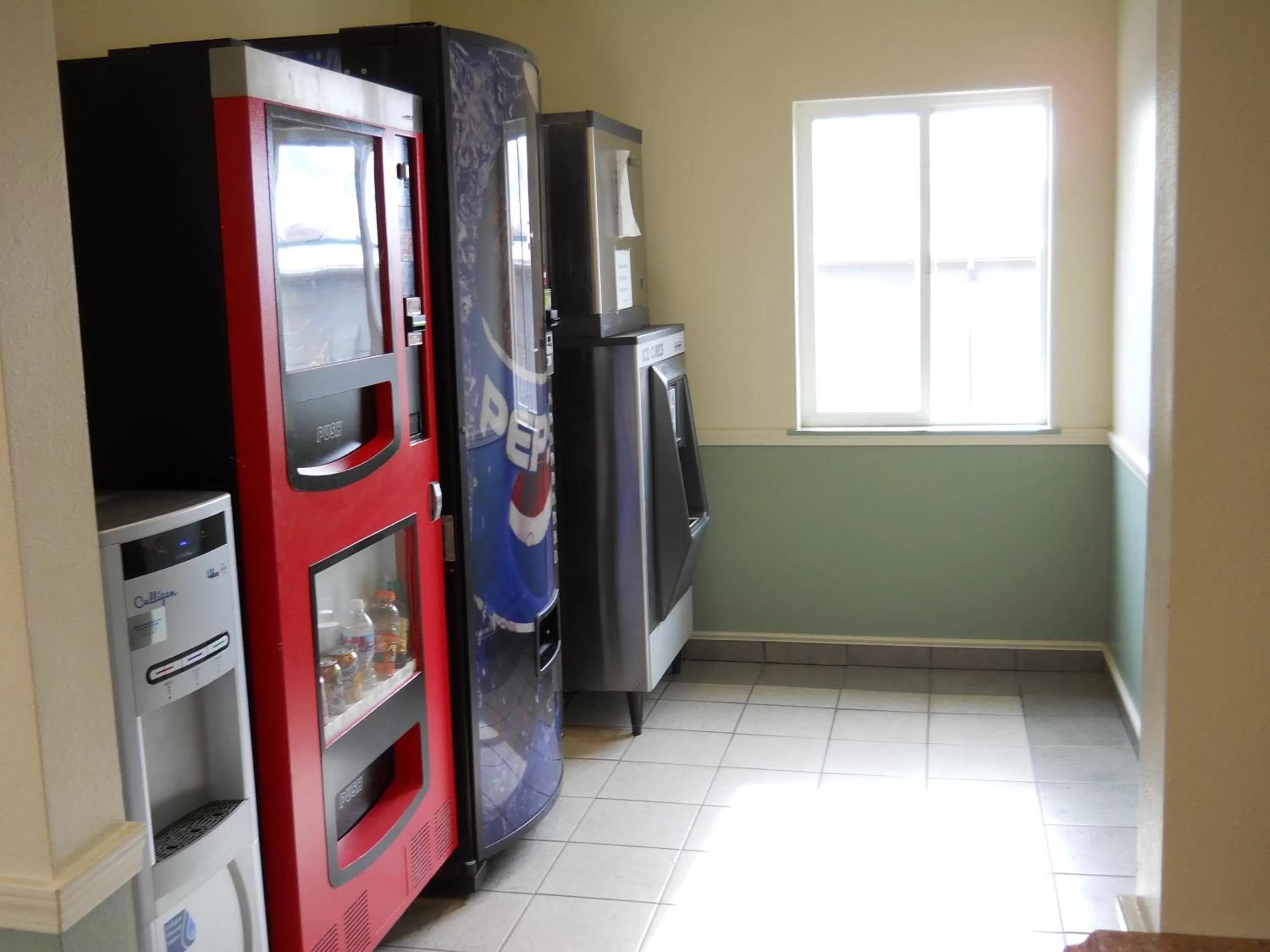 Day in Super 8 by Wyndham Salmon