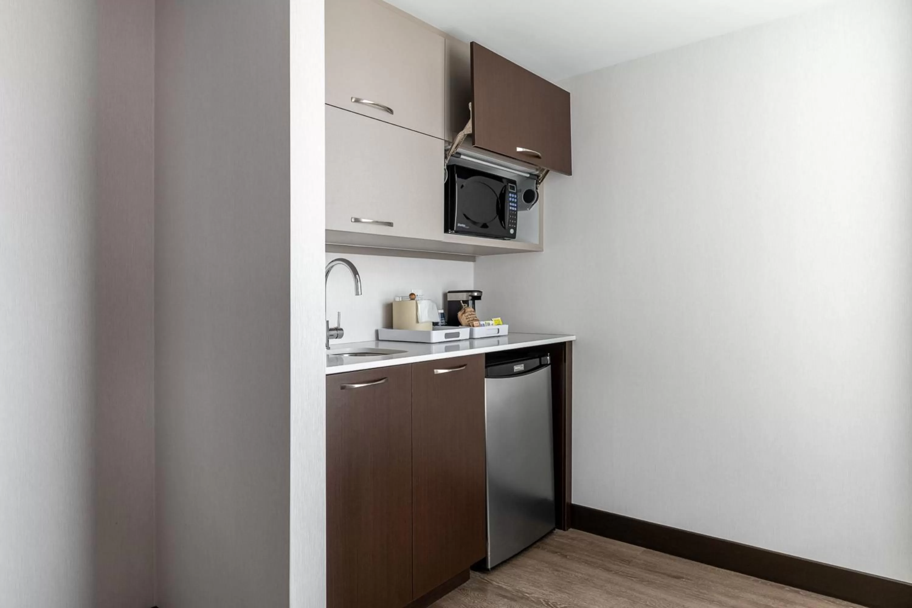 Lounge or bar in Four Points by Sheraton Lévis Convention Centre