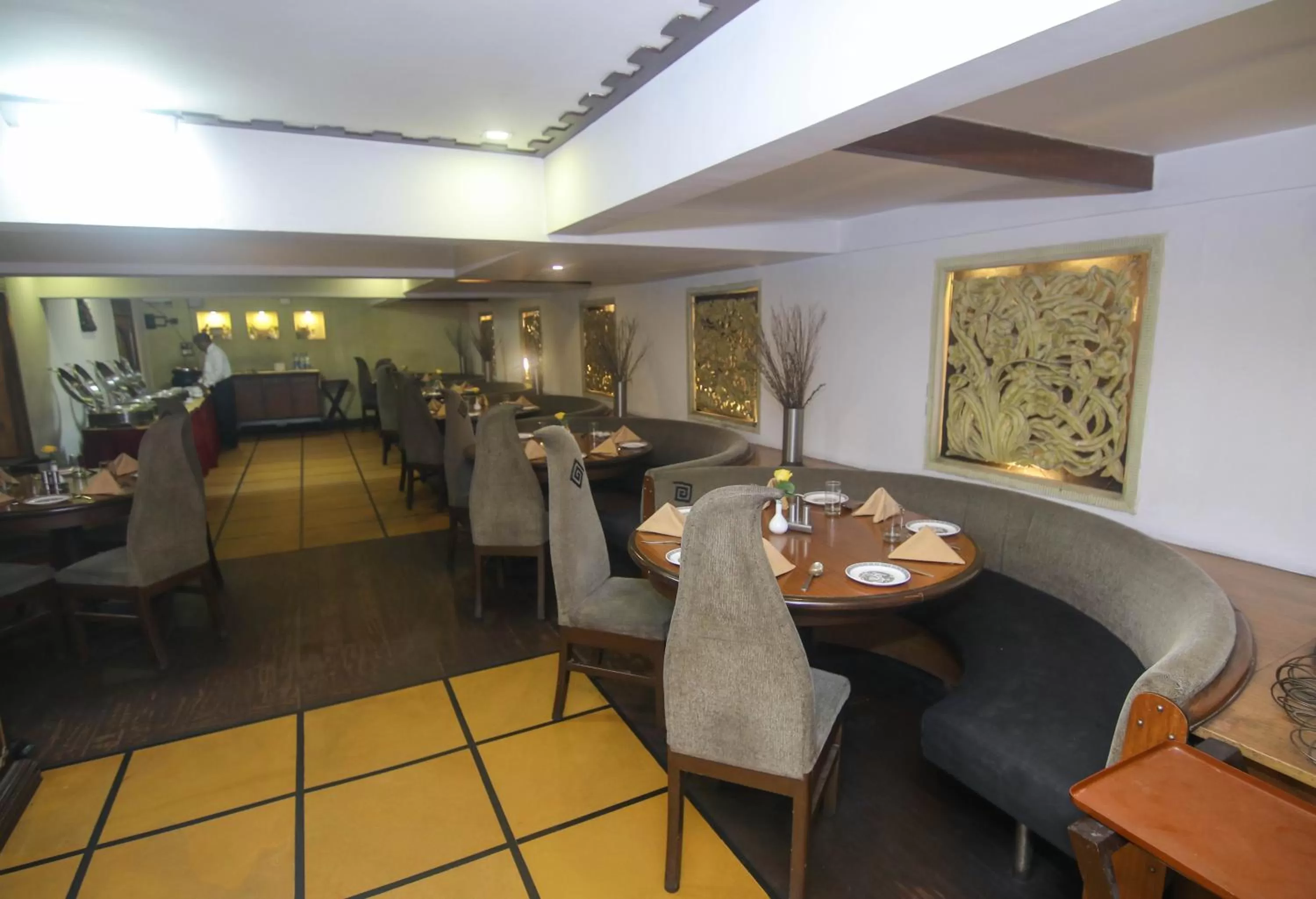 Restaurant/places to eat in Lytton Hotel